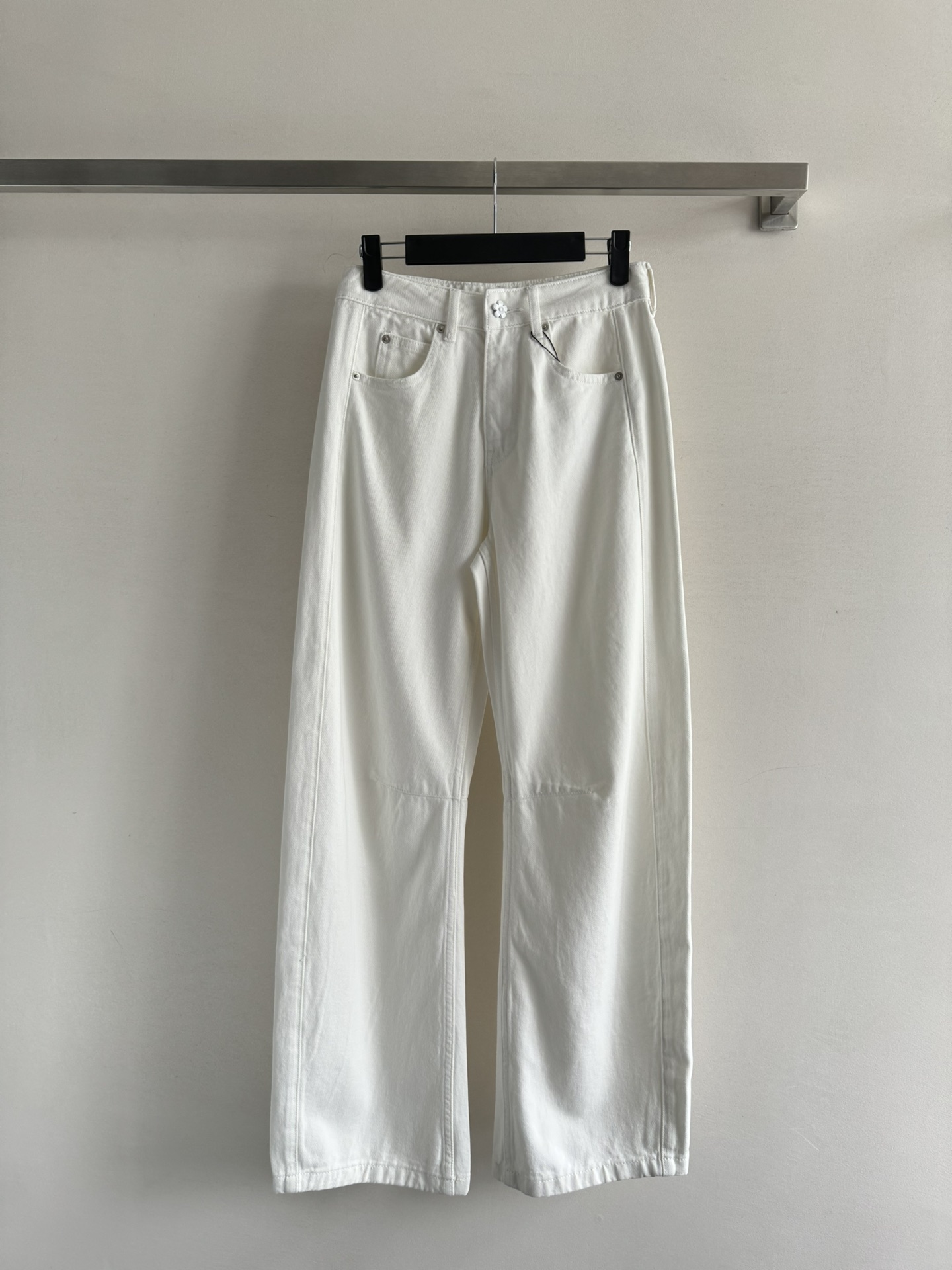 NO:333014,Loew*25SS new scimitar jeans, the wash fabric is very textured, the high waist and hip lifting upper body looks stylish and versatile, handsome and fashionable, the split lines are sewn on the knees to create the scimitar effect, effectively modifying the straight leg lines, and the waist is decorated with flower buckles and eye-catching leather logo embellishment behind, and the details are full of details to show the trend of the high street!  SML-, loewe, jeans, alexander wang19860909Loew*25SS新款弯刀牛仔裤,水洗面料很有质感 高腰提臀上身巨显有型百搭,帅气又时髦膝盖处缝制分割线打造弯刀效果,有效修饰直腿线条,腰部采用花朵扣装饰别致亮眼背后皮质logo标识点缀,细节满分穿出高街潮流！SML-,,loewe,jeans,alexander wang,Women's clothing