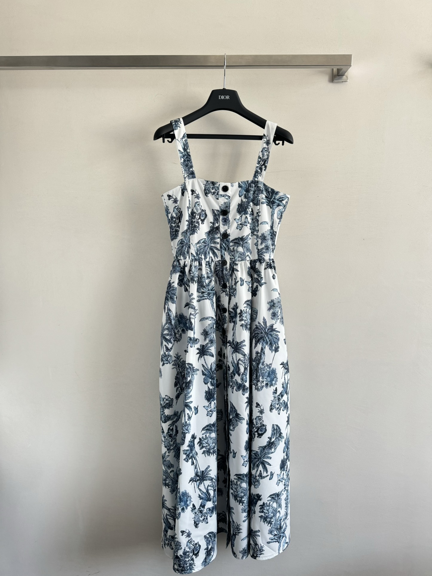 NO:333554,Dio*25SS new vacation style dress latest three-dimensional printing technology, ink painting butterfly coconut tree pattern suspender dress with a lazy atmosphere ~ cotton material is light and comfortable, suspender strap breast half-breasted design, buttons make more layered and advanced, medium and high waist pleated fluffy skirt flowing big skirt with romantic temperament and charming. The upper body looks slim and tall, SML, dior, skirts, alexander wang19860909Dio*25SS新款度假风连衣裙最新立体印花工艺 水墨画蝴蝶椰子树图案吊带连衣裙 自带慵懒氛围感～棉材质轻盈舒适,吊带抹胸半排扣设计,纽扣做了logo更显层次高级,中高腰褶皱蓬蓬裙飘逸大裙摆浪漫气质优雅迷人.上身显瘦又高挑,SML,,dior,skirts,alexander wang,Women's clothing