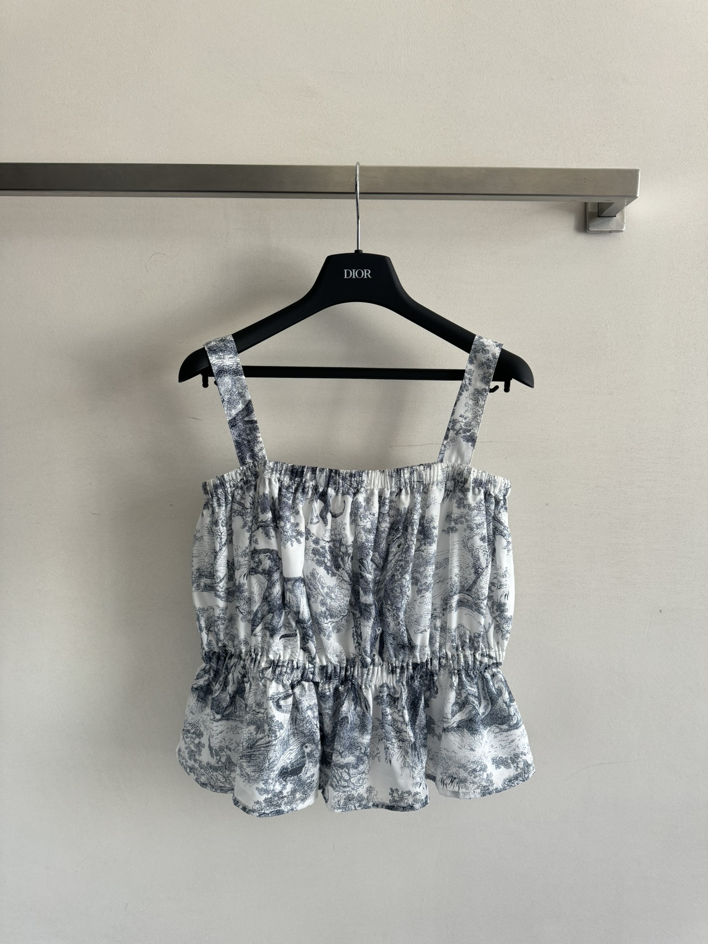 NO:333551,Dio*25SS new suspender strap vest, customized YB cotton fabric with classic animal jungle print, soft texture and breathable skin-friendly, spliced ​​lotus leaf lace at the hem, elastic and elastic design, super temperament and age-reducing, easy to create exquisite shape SML, dior, alexander wang19860909Dio*25SS新款吊带抹胸背心,延用经典动物丛林印花定制YB棉质面料精心制作 质感柔软透气亲肤,下摆拼接荷叶花边,松紧弹力设计,超级气质减龄,轻松打造精致造型SML,,dior,alexander wang,Women's clothing