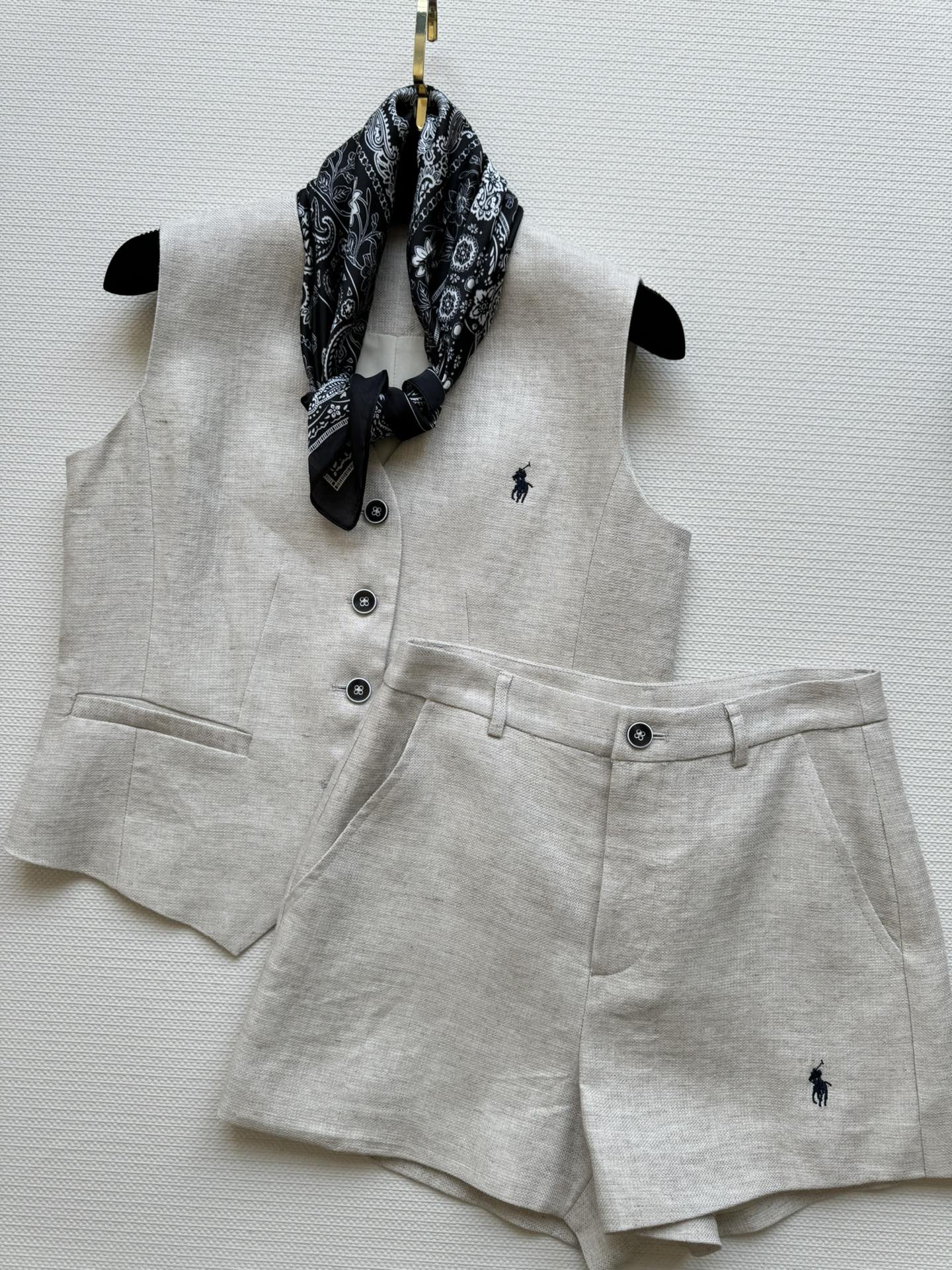 NO:333560,PaIph Laure* new 25SS old-fashion vest set, linen fabric has good texture and breathability, classic V-neck vest layered vest T-shirt with wide-leg shorts, a set of top-body fashionable temperament, clean and neat, casual and comfortable, high-end and eye-catching with scarf, fashionable and three-dimensional tailoring is not picky for people to wear, easy to control SML-, shorts, tees, t-shirt, alexander wang for daily commuting19860909PaIph Laure*新款25SS老钱风马甲套装,亚麻面料具有良好的质感和透气性,经典V领马甲可叠穿背心T恤搭配阔腿短裤一套上身时尚气质,干净利落,休闲舒适,搭配丝巾装饰高级又吸睛,时髦感爆棚立体的剪裁也不挑人穿,日常通勤都轻松驾驭SML-,,shorts,tees，t-shirt,alexander wang,Women's clothing