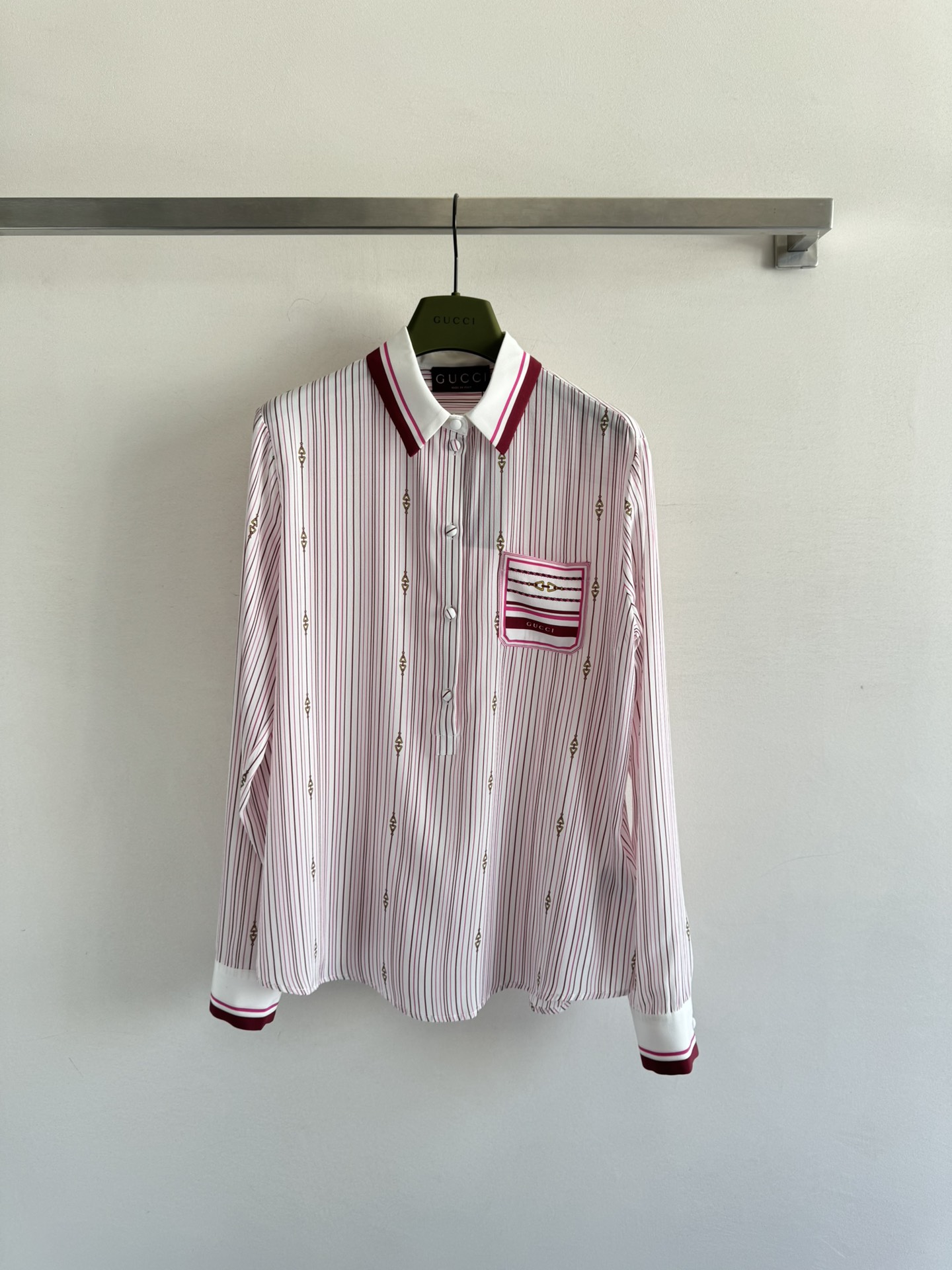 NO:333566,GUCC*25SS new pink long-sleeved shirt, the fabric is really silky and smooth. The moment you touch it, it feels like it is wrapped in clouds, which is super comfortable!  Moreover, its design is super classic, simple but stylish, and it can be perfectly matched with jeans or short skirts!  He looks taller!  Coupled with the unique high-end ready-to-wear practice of G's family, every detail is handled so beautifully, which really makes people love it!  Recommended a set of combinations is not only exquisite, but even if they are separated, they are super versatile and beautiful. Whether it is dating, shopping or working, they can be easily controlled. Overall, wearing it instantly can reduce age, fashionable, casual and girlish SML, gucci, gucci, skirts, jeans, shirts, alexander wang19860909GUCC*25SS新款粉色长袖衬衫,面料真的是丝滑到不行,摸上去的瞬间就像被云朵包裹一样,超级舒服！而且,它的设计也是超级经典的,简约而不失时尚感,无论是搭配牛仔裤还是短裙都能完美驾驭！显得整个人更加高挑！再加上G家特有的高级成衣做法,每一个细节都处理得美到爆,真的是让人爱不释手！推荐一套这套组合不仅精美绝伦,即便分开穿搭也超级百搭好看,无论是约会、逛街还是上班,都能轻松驾驭,整体来说,穿上它瞬间就能减龄、时尚、休闲少女感满满SML,,gucci,gucci,skirts,jeans,shirts,alexander wang,Women's clothing