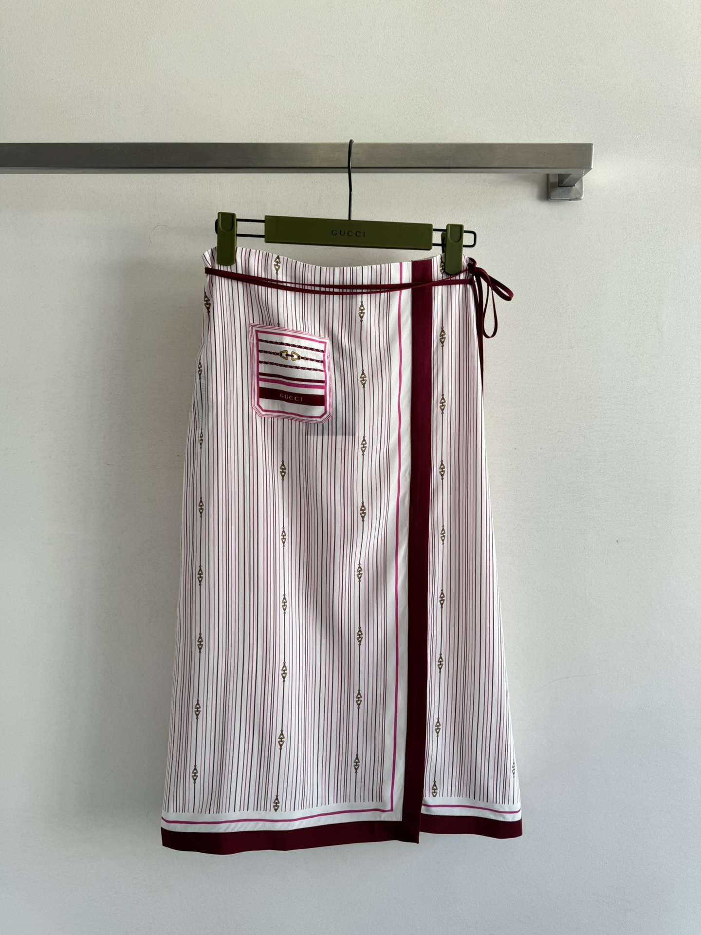 NO:333569,GUCC*25SS new pink skirt, the fabric is really silky and smooth. The moment you touch it, it feels like being wrapped in clouds, it is super comfortable!  Moreover, its design is super unique, with the contrasting color strap design that makes the whole person look taller!  Every detail is handled so beautifully, it really makes people love it!  Recommended tops, this set is not only exquisite, but even if you wear them separately, it is super versatile and beautiful. Whether it is dating, shopping or working, you can easily control it. Overall, wearing it instantly can reduce age, fashionable, casual and girlish SML, gucci, skirts, alexander wang19860909GUCC*25SS新款粉色半身裙,面料真的是丝滑到不行,摸上去的瞬间就像被云朵包裹一样,超级舒服！而且,它的设计也是超级独特的,撞色绑带设计不失高级感,显得整个人更加高挑！每一个细节都处理得美到爆,真的是让人爱不释手！推荐搭配上衣一套这套组合不仅精美绝伦,即便分开穿搭也超级百搭好看,无论是约会、逛街还是上班,都能轻松驾驭,整体来说,穿上它瞬间就能减龄、时尚、休闲少女感满满SML,,gucci,skirts,alexander wang,Women's clothing