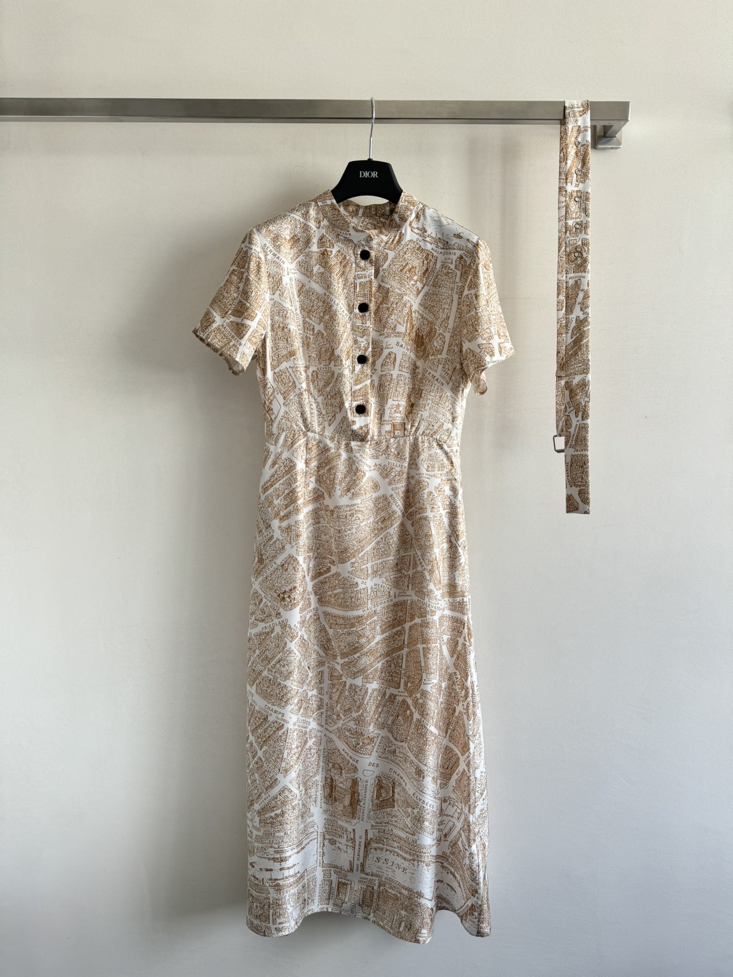 NO:333845,DIO*25SS new retro silk dress shows elegant charm. The printed unique design presents a unique and high-end visual effect. The silk upper body is light and comfortable. The Kebang belt decoration can well show the beauty of women's curves without feeling restrained. It not only highlights the waistline but also increases the sense of layering and enhances the overall image temperament. Every detail reveals your unique taste and extraordinary charm. SML, dior, skirts, real silk, alexander wang19860909DIO*25SS新款复古真丝连衣裙 尽显优雅魅力 满印花独特设计,呈现出一种别致而高级的视觉效果.真丝上身轻爽舒适度十足 可邦腰带装饰 能够很好地展现女性的曲线美,同时又不会让人感到束缚.既能凸显腰线又能增加层次感 提升整体形象气质 每个细节都透露出你的独特品味和不凡魅力.SML,,dior,skirts,real silk,alexander wang,Women's clothing