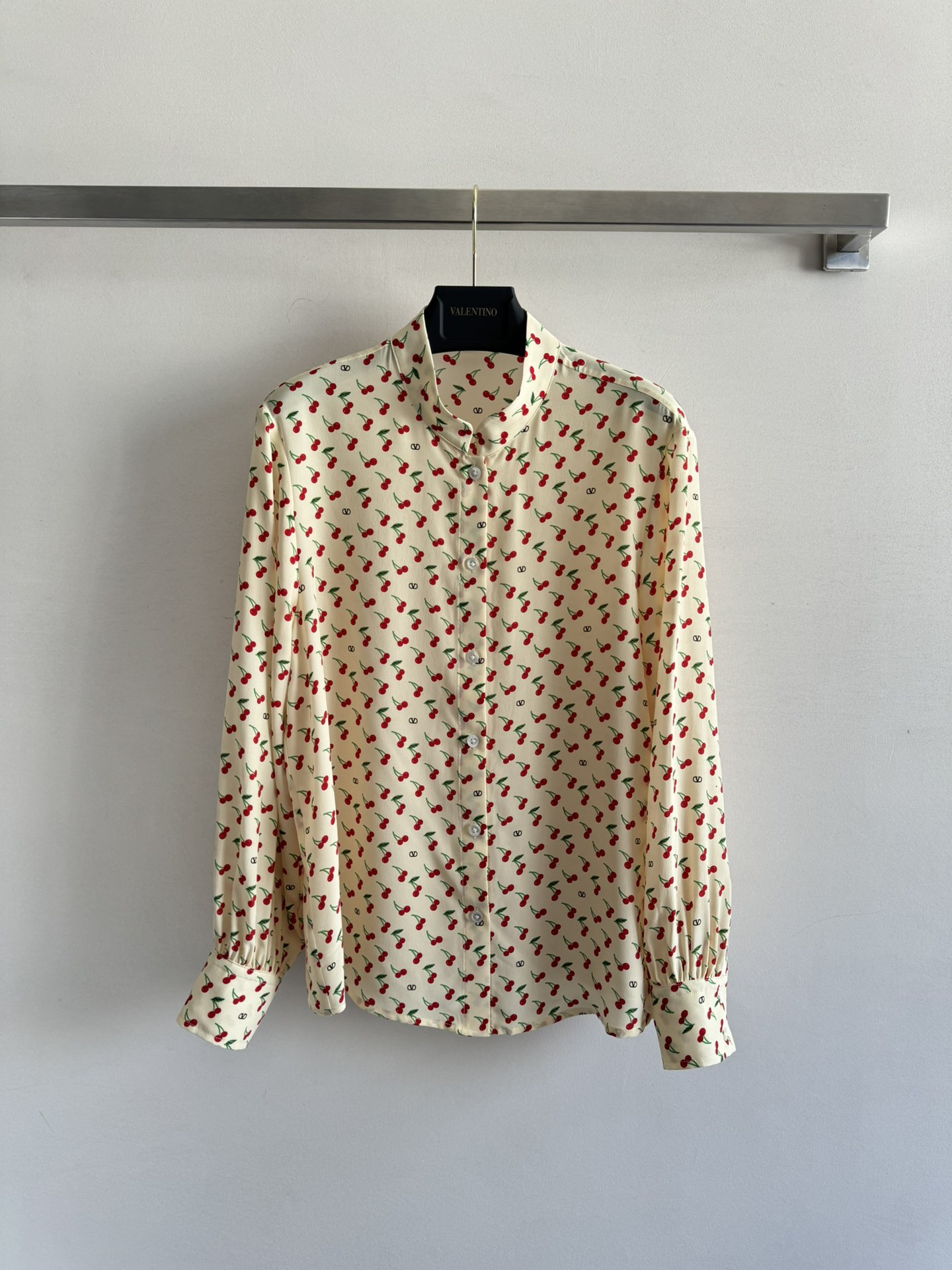 NO:333843,Valentin*25SS cherry silk shirt is so sweet that it is so cute that it is so foul. It is full of cherry patterns, fresh and playful, just like wearing a spring orchard on your body, full of vitality~ stand-up collar design, elegant value plus points, and all kinds of weather are suitable. Wearing alone is lively and lively, and it has a sense of layering with a small vest, which can easily create a sweet and fashionable look. A must-have for sweet girls!  SML, valentino,shirts,real silk,alexander wang19860909Valentin*25SS樱桃真丝衬衫,甜到心巴上了这件樱桃印花衬衫可爱到犯规啦,配上满满樱桃图案,清新俏皮,就像把春日果园穿在身上,元气满满~立领设计,优雅值加分,各种天气都适配.单穿活泼灵动,搭配小马甲又多了份层次感,轻松打造甜美时尚造型,甜妹必备！SML,,valentino,shirts,real silk,alexander wang,Women's clothing