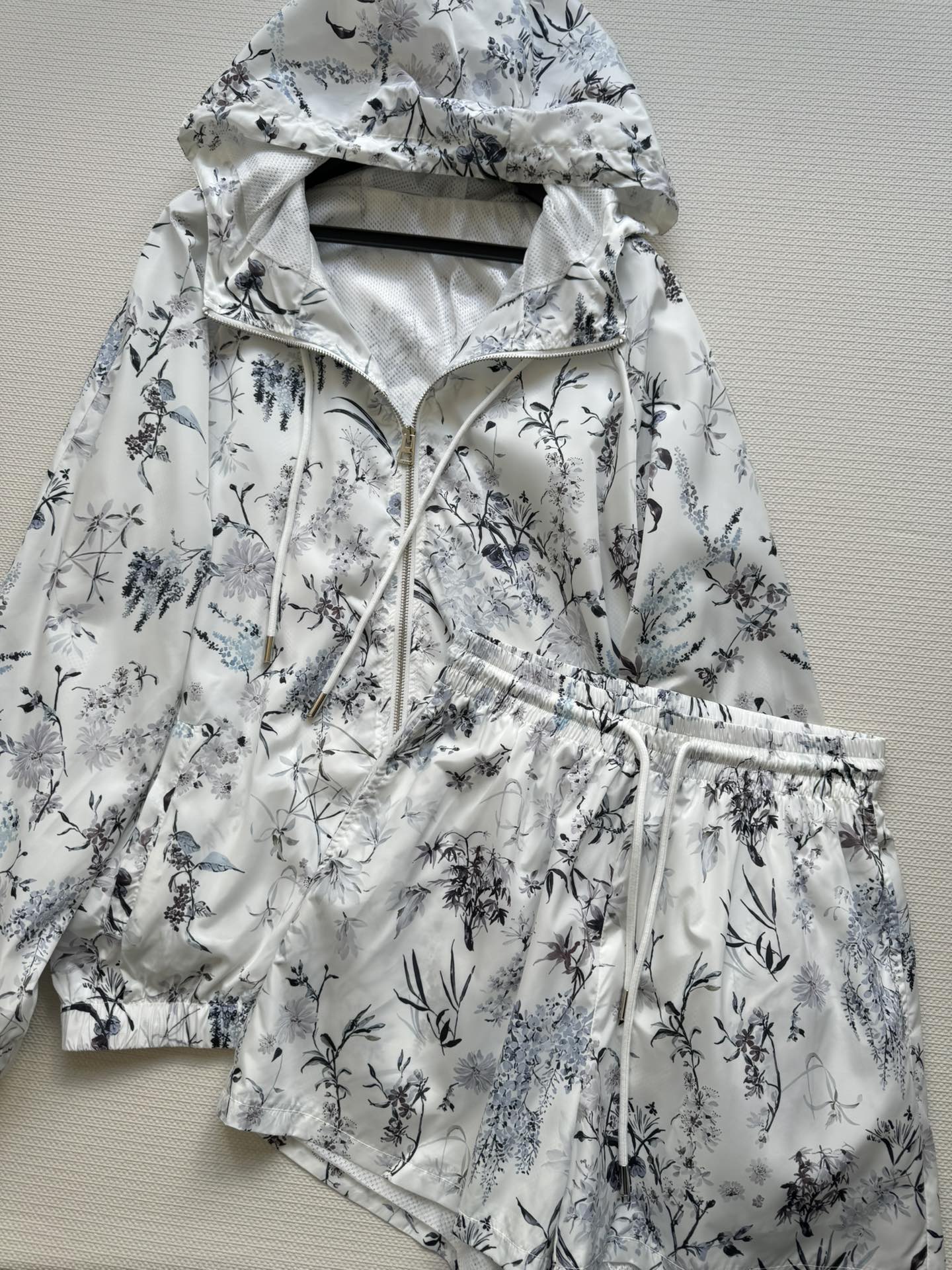 NO:333831,DIO*25SS new printed jacket set mysterious leaf printing ink painting, drawstring hooded classic zipper design, loose fitting cut, fashionable and high-end shorts elastic waist drawstring style, high inclusiveness, ready-to-wear printed patterns exude fresh and energetic, casual and refreshing style!  SML, dior, shorts, hats, alexander wang19860909DIO*25SS新款印花冲锋衣套装神秘的树叶印花墨绘,抽绳连帽经典拉链设计,宽松版型剪裁,时髦又高级短裤松紧腰抽绳式包容性很高,成衣印花图案吹袭清新活力,休闲清爽的格调！SML,,dior,shorts,hats,alexander wang,Women's clothing