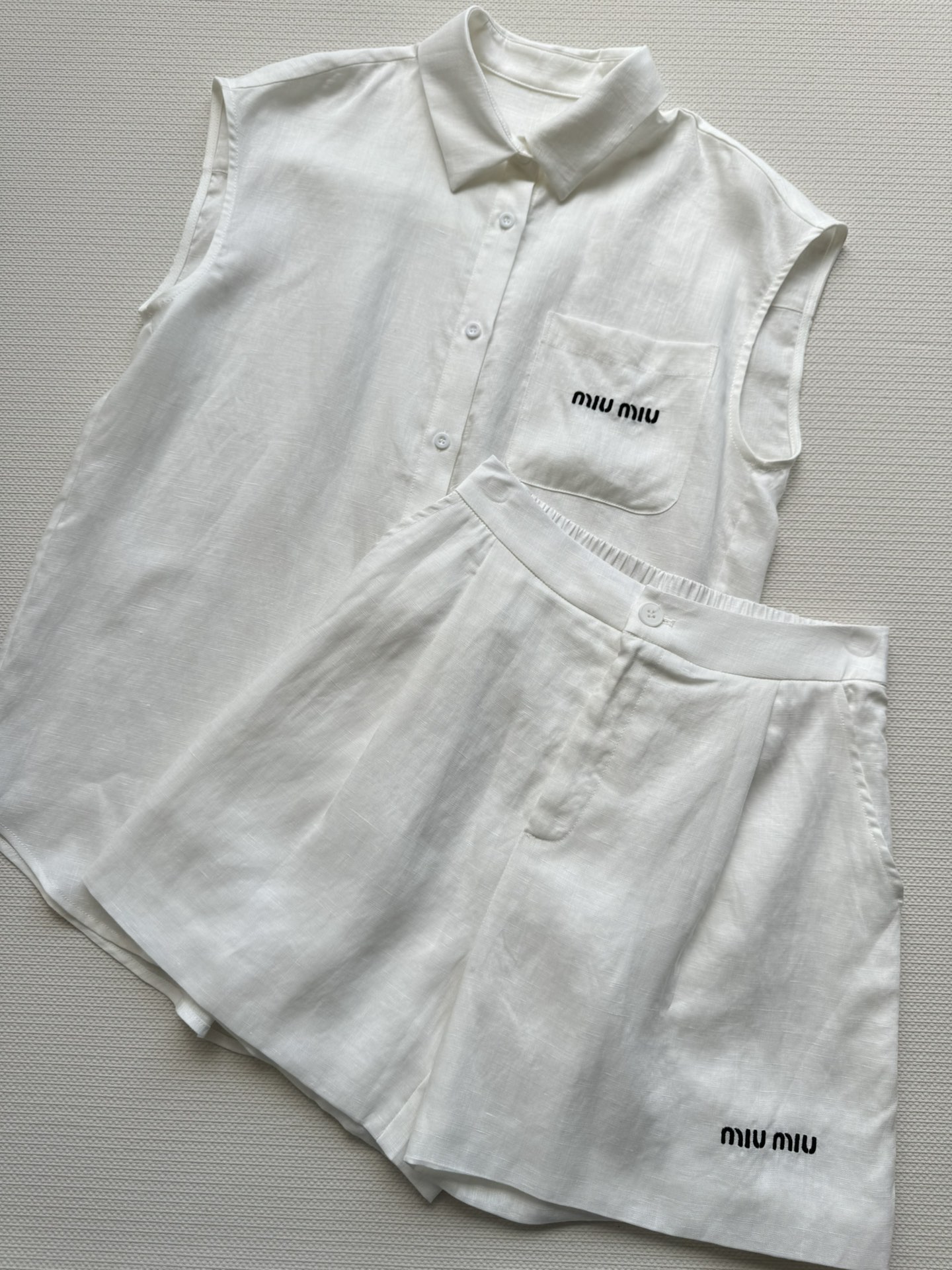 NO:333835,Miumi*25SS new sleeveless shirt set, customized Tencel linen blend fabric, soft, comfortable and breathable, single pocket letter embroidery design on the chest with casual elastic waist shorts, age-reducing fashionable and versatile, simple and cool!  Two-color SML, miumiu, shorts,shirts,alexander wang19860909miumi*25SS新款无袖衬衫套装,定制天丝亚麻混纺面料,柔软舒适透气,胸前单口袋字母刺绣设计搭配休闲松紧腰短裤,减龄时尚百搭,简约又不失酷飒！两色SML,,miumiu,shorts,shirts,alexander wang,Women's clothing
