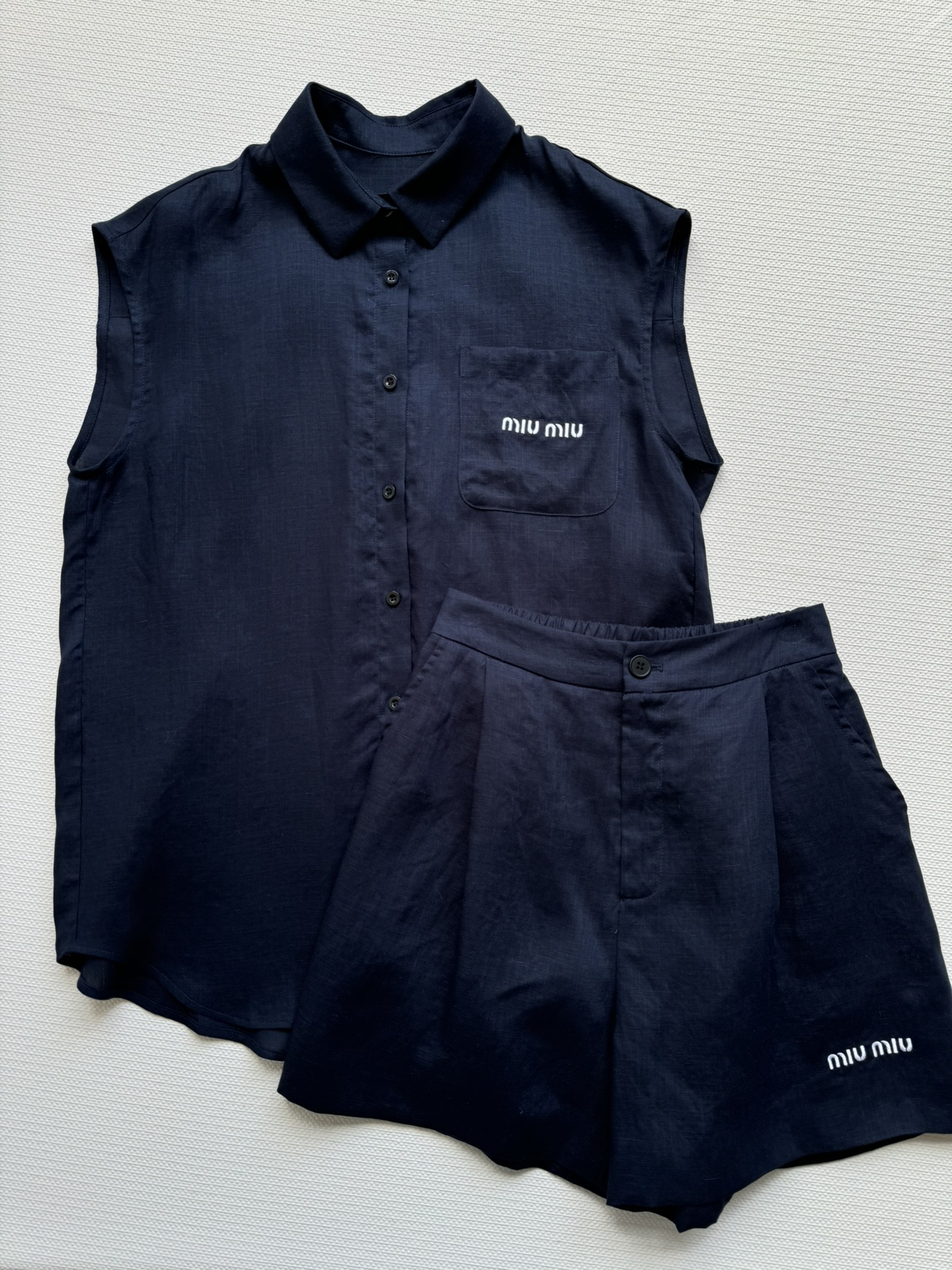 NO:333839,Miumi*25SS new sleeveless shirt set, customized Tencel linen blend fabric, soft, comfortable and breathable, single pocket letter embroidery design on the chest with casual elastic waist shorts, age-reducing fashionable and versatile, simple and cool!  Two-color SML, miumiu, shorts,shirts,alexander wang19860909miumi*25SS新款无袖衬衫套装,定制天丝亚麻混纺面料,柔软舒适透气,胸前单口袋字母刺绣设计搭配休闲松紧腰短裤,减龄时尚百搭,简约又不失酷飒！两色SML,,miumiu,shorts,shirts,alexander wang,Women's clothing