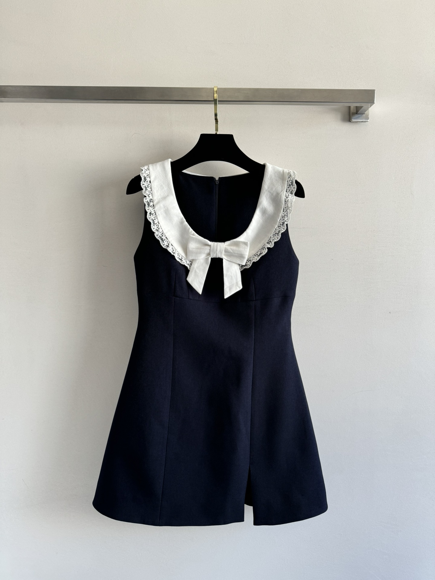 NO:333846,Shushuton*25 new round neck sleeveless dress with navy blue background and white doll collar, the lace lace is exquisite and sweet, instantly reducing age. The slit design of the short skirt is playful and cute, revealing its slender legs, and the girlish feel is full~ The carefully pinched waist design directly outlines the curve. The matching Mary Zhen thick heeled single shoes, thick sole   thick heel, increases height and stabilizes the whole outfit is fresh and sweet, and whether it is a campus date or a shopping trip, you can easily grasp the return rate. I love SML-,,mary jane, skirts,alexander wang19860909shushuton*25新款圆领无袖连衣裙藏青底色搭配白色娃娃领,蕾丝花边精致又甜美,瞬间减龄.小短裙的开叉设计俏皮可爱,露出修长美腿,少女感拉满~精心掐腰设计直接把曲线勾勒出来 可搭配的玛丽珍粗跟单鞋,厚底 粗跟,增高又稳当 整套穿搭清新甜美,无论是校园约会还是出门逛街,都能轻松拿捏回头率.狠狠爱住了SML-,,mary jane,skirts,alexander wang,Women's clothing