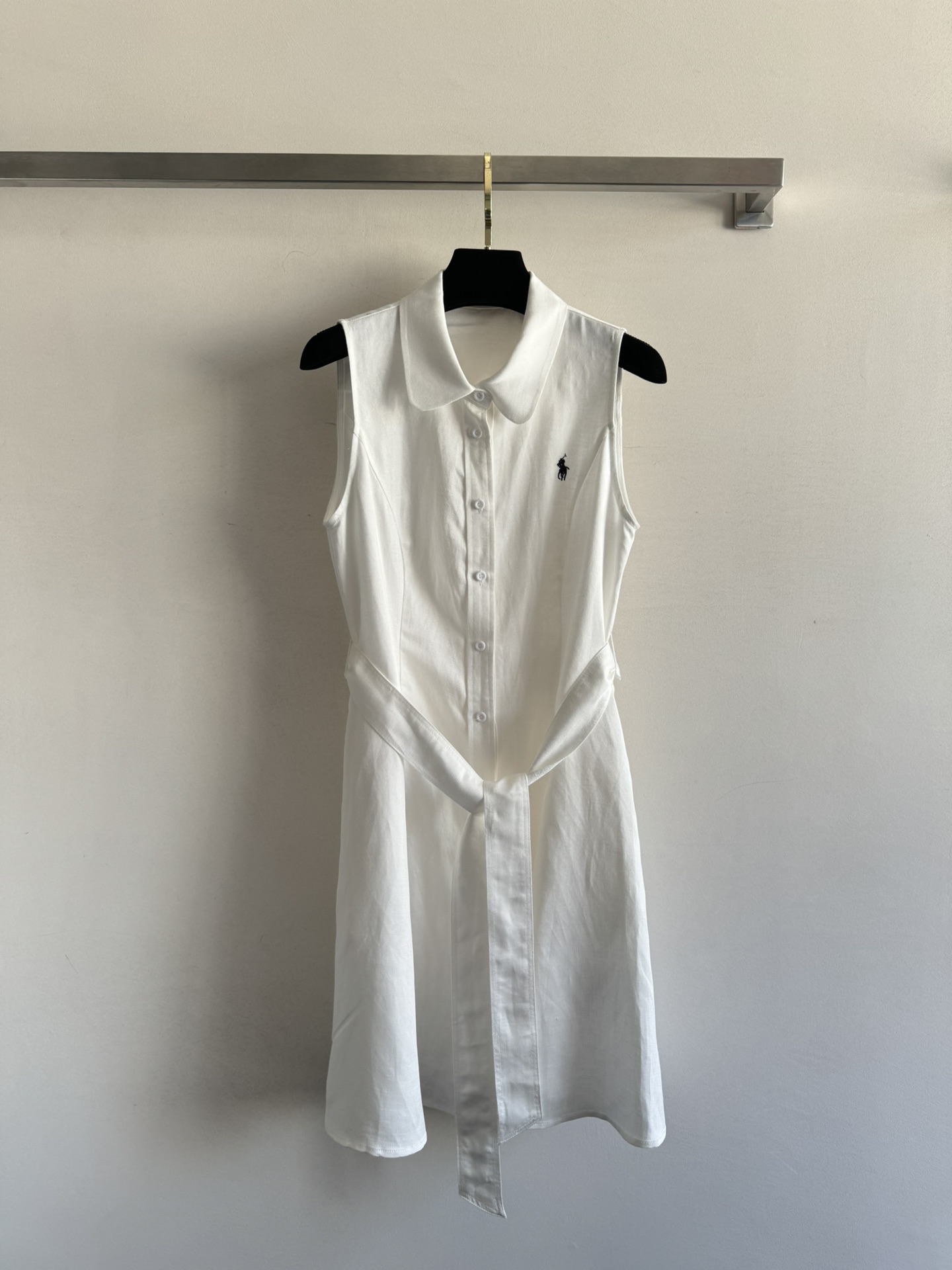 NO:333861,Ralph Laure*25SS new sleeveless lapel dress is made of smooth A-shaped cut, matched with a belt with fabric, simple and elegant, yet fashionable, with an iconic pony embroidery embroidery on the chest, which is so beautiful to wear. The fabric is made of high-quality linen cotton blend, with a good drape, comfortable and breathable, must-have for summer girls, two-color SML, loro piana, skirts, alexander wang19860909Ralph Laure*25SS新款无袖翻领连衣裙采用流畅的A字廓形剪裁,搭配同面料腰带装饰,简约大方又不失时尚气质,胸前饰有标志性小马刺绣点缀,穿上简直太美了,面料采用高品质亚麻天丝棉混纺制作,垂感很好,舒适透气夏季女孩必备,两色SML,,loro piana,skirts,alexander wang,Women's clothing