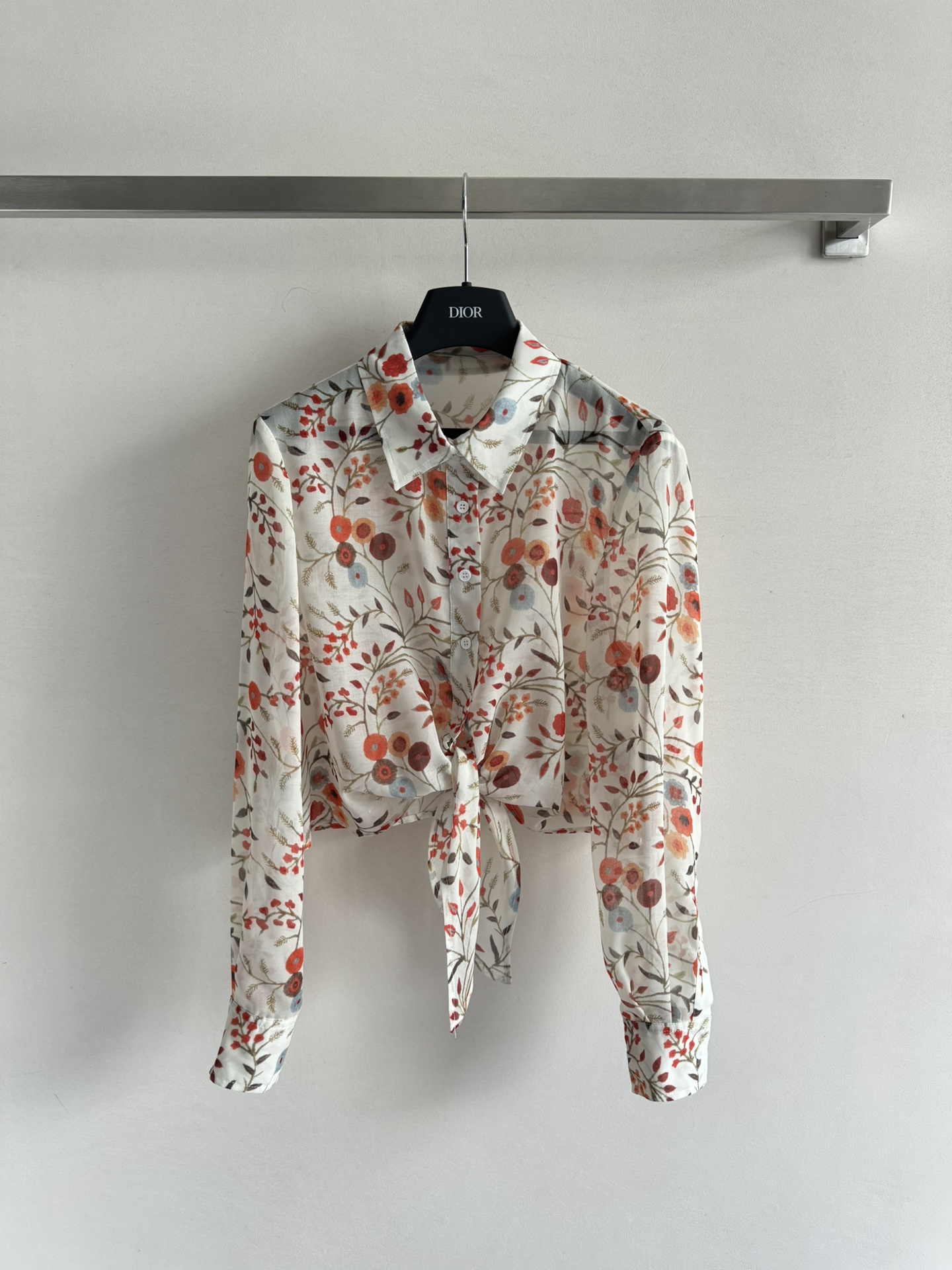 NO:334292,Dio25SS new floral knotted shirt is full of lazy retro style. The upper body is short on both sides of the hem. The short upper body raises the body proportions to increase the sense of handsomeness. With casual skirts or pants, the exquisiteness is instantly up. Basic shirts that can be used for daily commuting and vacations. SML, dior, skirts, shirts, alexander wang19860909Dio25SS新款碎花打结衬衫上身充满慵懒复古气息 下摆两侧短中间长设计 短款版型上身拉高身材比例 增加帅气感 配合随意半裙或裤子 精致度瞬间 up 日常通勤度假都可驾驭的基础衬衫SML,,dior,skirts,shirts,alexander wang,Women's clothing