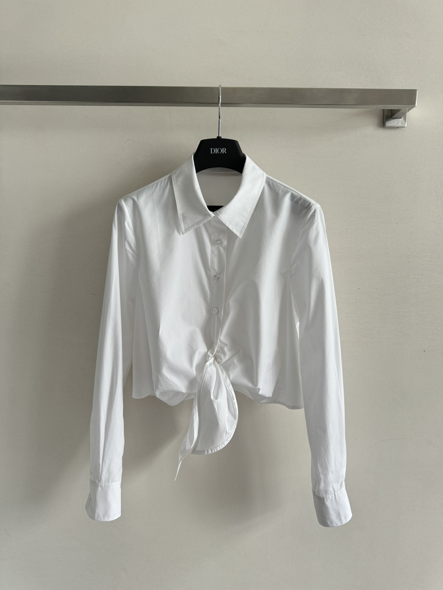 NO:334288,Dio25SS new plain knotted shirt is full of lazy elite atmosphere. The hem is short and the middle is long. The short style is high in the upper body to increase the body proportions to increase the sense of handsomeness. With casual skirts or pants, the exquisiteness is instantly up. Basic shirts that can be used for daily commuting and vacations. SML, dior, skirts, shirts, alexander wang19860909Dio25SS新款素色打结衬衫上身充满慵懒精英气息 下摆两侧短中间长设计 短款版型上身拉高身材比例 增加帅气感 配合随意半裙或裤子 精致度瞬间 up 日常通勤度假都可驾驭的基础衬衫SML,,dior,skirts,shirts,alexander wang,Women's clothing