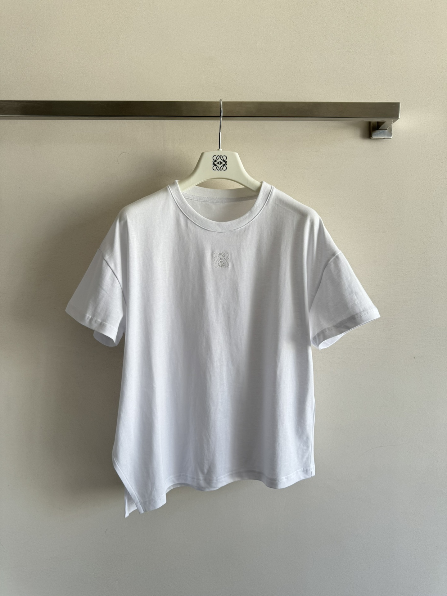 NO:334275,Loew*25SS new pure cotton short-sleeved T-shirt, classic loose fit, comfortable and breathable fabric, slit cut on the hem, showing the uniqueness of the simple T-shirt, embroidered on the chest logo, highlighting the brand image, daily fashion, casual and versatile two-color SML, loewe, T-shirt, tees, t-shirt, alexander wang19860909Loew*25SS新款纯棉短袖T恤,经典宽松版型,面料舒适透气,下摆开衩剪裁,展示着简约T恤的与众不同,胸前logo刺绣点缀,彰显品牌形象,日常时尚休闲百搭款两色SML,,loewe,T-shirt,tees，t-shirt,alexander wang,Women's clothing