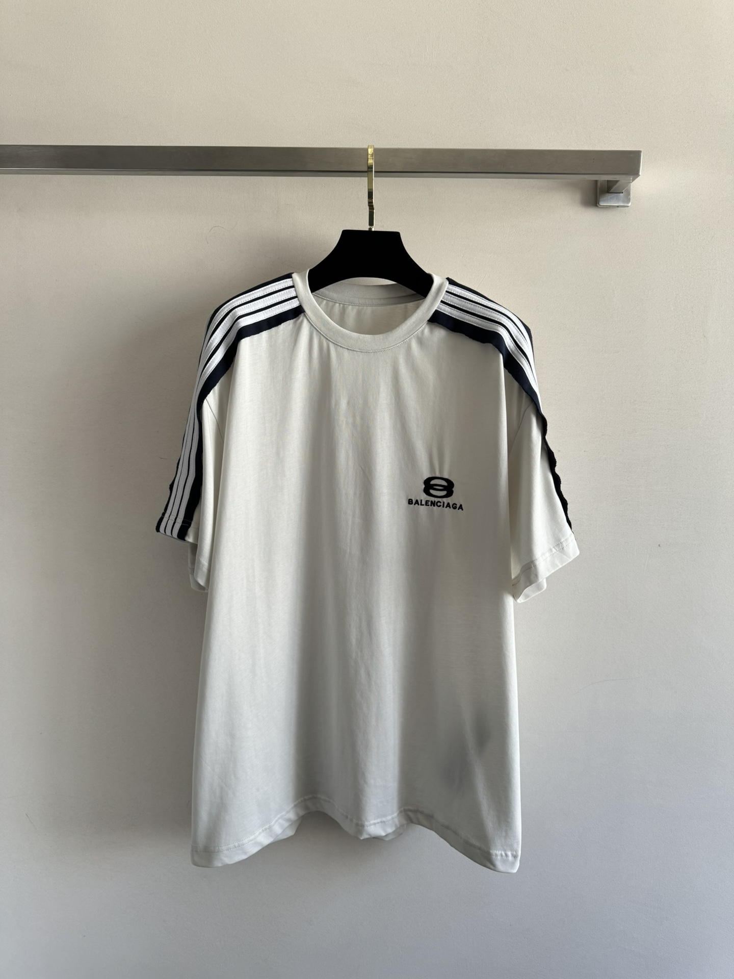 NO:334281,BALENCIAG*Balenciaga 25 latest raglan sleeve color-blocking, stripe, round neck design, classic logo embroidery on the chest, low-key, luxurious and generous, soft and comfortable fabric, loose style/not picky, same style for men and women!  Fashionable and casual versatile two-color SML, balenciaga, balenciaga, alexander wang19860909BALENCIAG*巴黎世家25最新款插肩袖拼色.拉条.圆领设计 胸口经典logo刺绣点缀,低调奢华大方,面料柔软舒适,版型宽松/不挑人 男女同款！时尚休闲百搭款两色SML,,balenciaga,balenciaga,alexander wang,Women's clothing