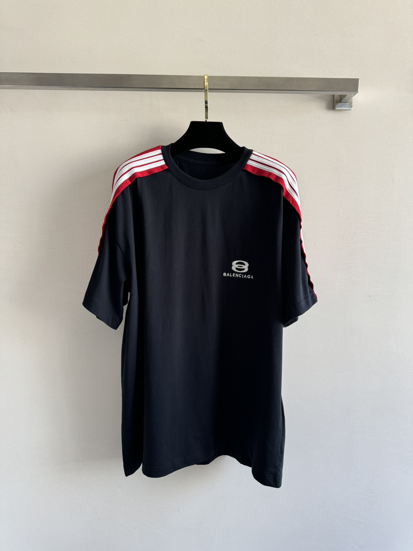 NO:334285,BALENCIAG*Balenciaga 25 latest raglan sleeve color-blocking, stripe, round neck design, classic logo embroidery on the chest, low-key, luxurious and generous, soft and comfortable fabric, loose style/not picky, same style for men and women!  Fashionable and casual versatile two-color SML, balenciaga, balenciaga, alexander wang19860909BALENCIAG*巴黎世家25最新款插肩袖拼色.拉条.圆领设计 胸口经典logo刺绣点缀,低调奢华大方,面料柔软舒适,版型宽松/不挑人 男女同款！时尚休闲百搭款两色SML,,balenciaga,balenciaga,alexander wang,Women's clothing