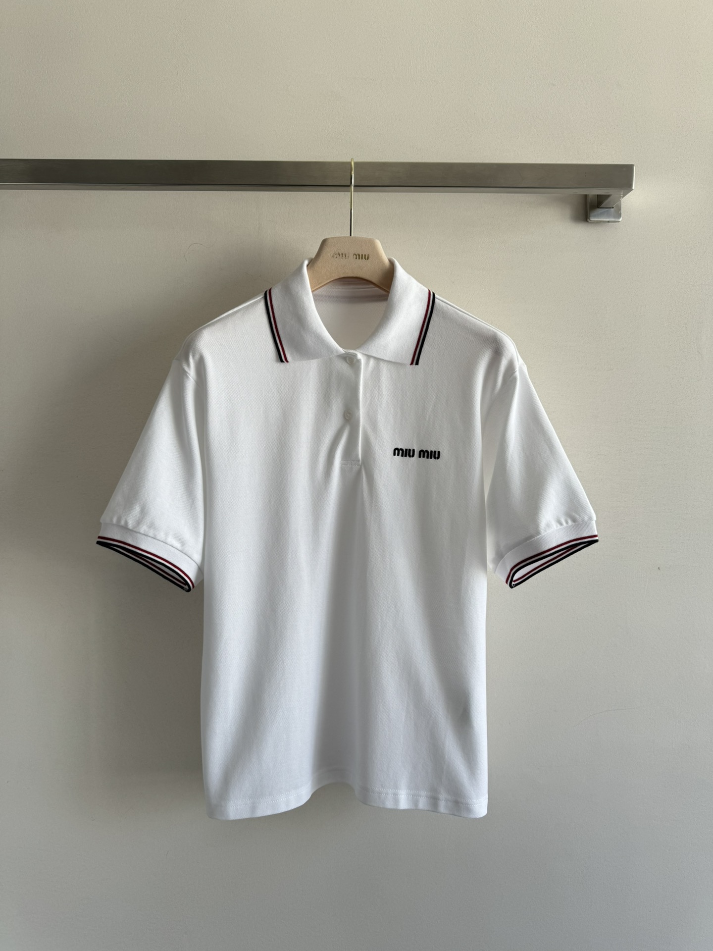 NO:334291,MIUMI*25 new short-sleeved Polo shirt is mainly made of pure white, exuding a sense of freshness and casualness. The exquisite contrasting stripes decorate the neckline and cuffs, the style is fashionable and the chest letter logo embroidery shows the quality and style, and the loose style is free and casual, and it is a versatile item!  SML, miumiu, T-shirt, alexander wang19860909MIUMI*25新款短袖Polo衫以纯净的白色为主调,散发着清新与休闲感,精致的撞色条纹装饰领口与袖口,学院风又时髦,胸口字母logo刺绣,彰显品质与格调宽松的版型自在随性,百搭单品！SML,,miumiu,T-shirt,alexander wang,Women's clothing