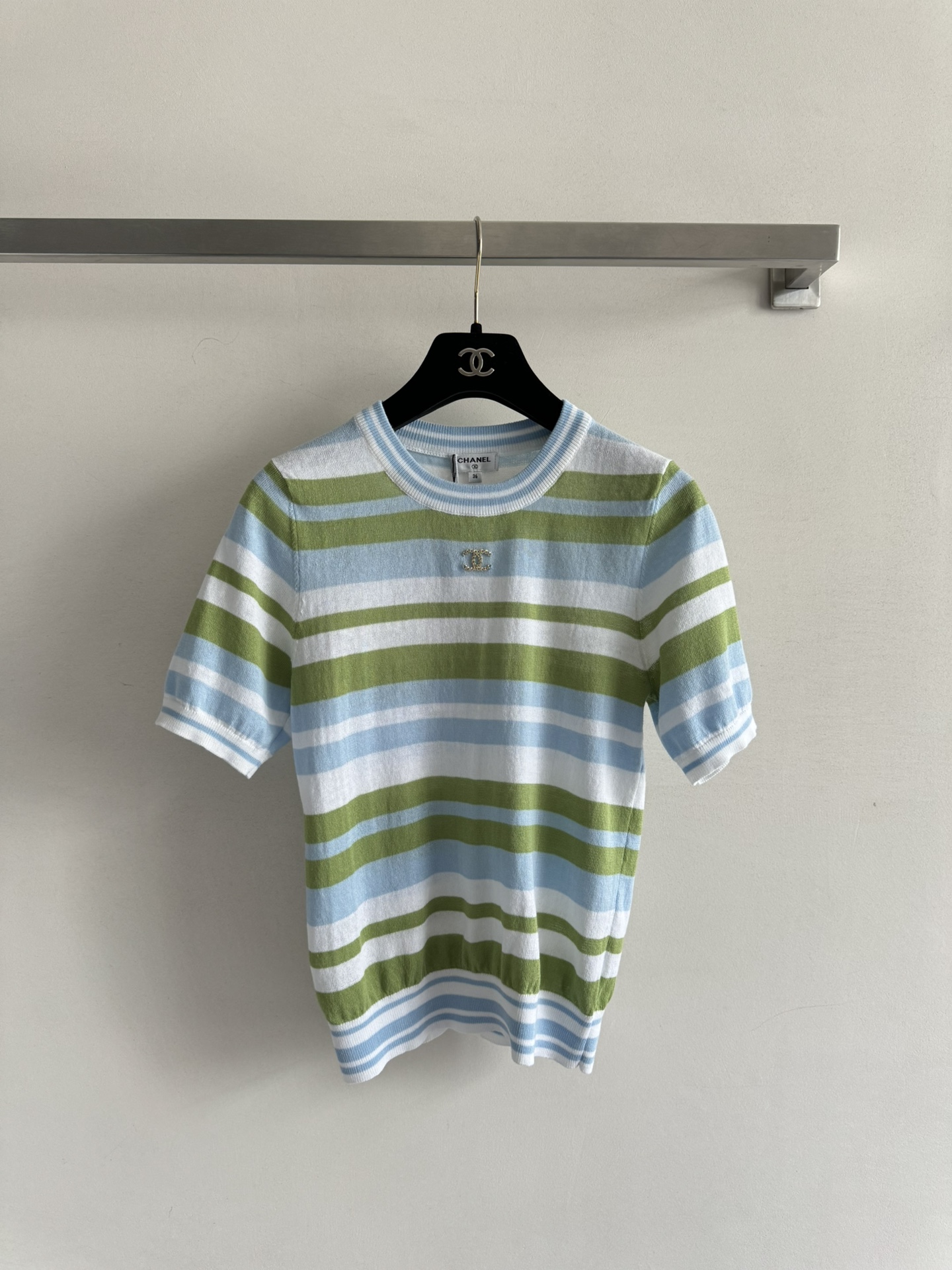 NO:334265,CHANE*25SS fresh contrasting striped short-sleeved knitted top, classic round neck design, versatile, age-reducing and fashionable!  The fabric is soft, the young girl’s outfit is slim and the style is not picky!  Three colors optional SML, chanel, T-shirt, alexander wang19860909CHANE*25SS清新撞色条纹短袖针织上衣,经典圆领设计 百搭减龄又时髦！面料柔软材质,青春少女穿搭 修身版型不挑人！三色可选SML,,chanel,T-shirt,alexander wang,Women's clothing