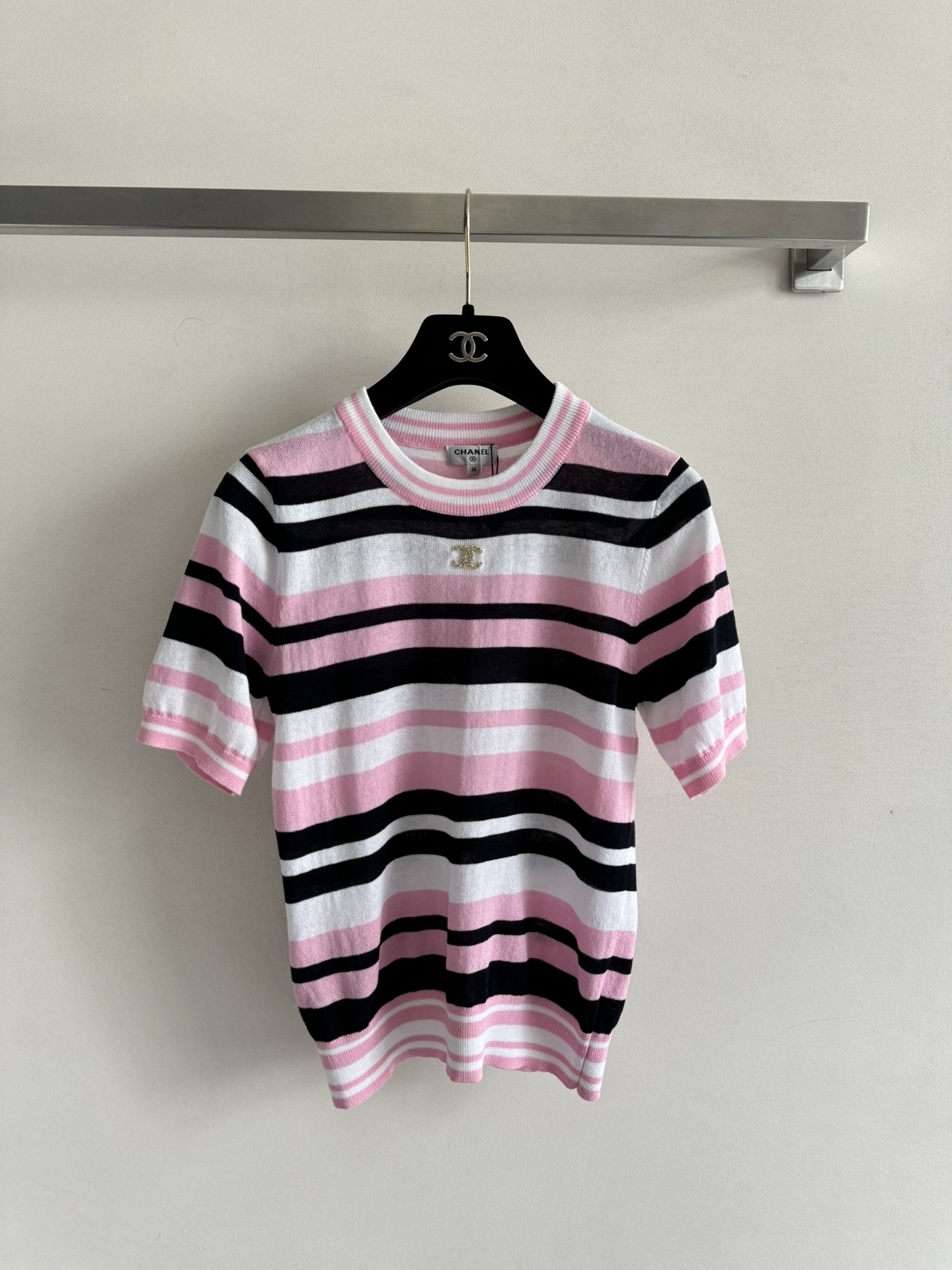 NO:334289,CHANE*25SS fresh contrasting striped short-sleeved knitted top, classic round neck design, versatile, age-reducing and fashionable!  The fabric is soft, the young girl’s outfit is slim and the style is not picky!  Three colors optional SML, chanel, T-shirt, alexander wang19860909CHANE*25SS清新撞色条纹短袖针织上衣,经典圆领设计 百搭减龄又时髦！面料柔软材质,青春少女穿搭 修身版型不挑人！三色可选SML,,chanel,T-shirt,alexander wang,Women's clothing