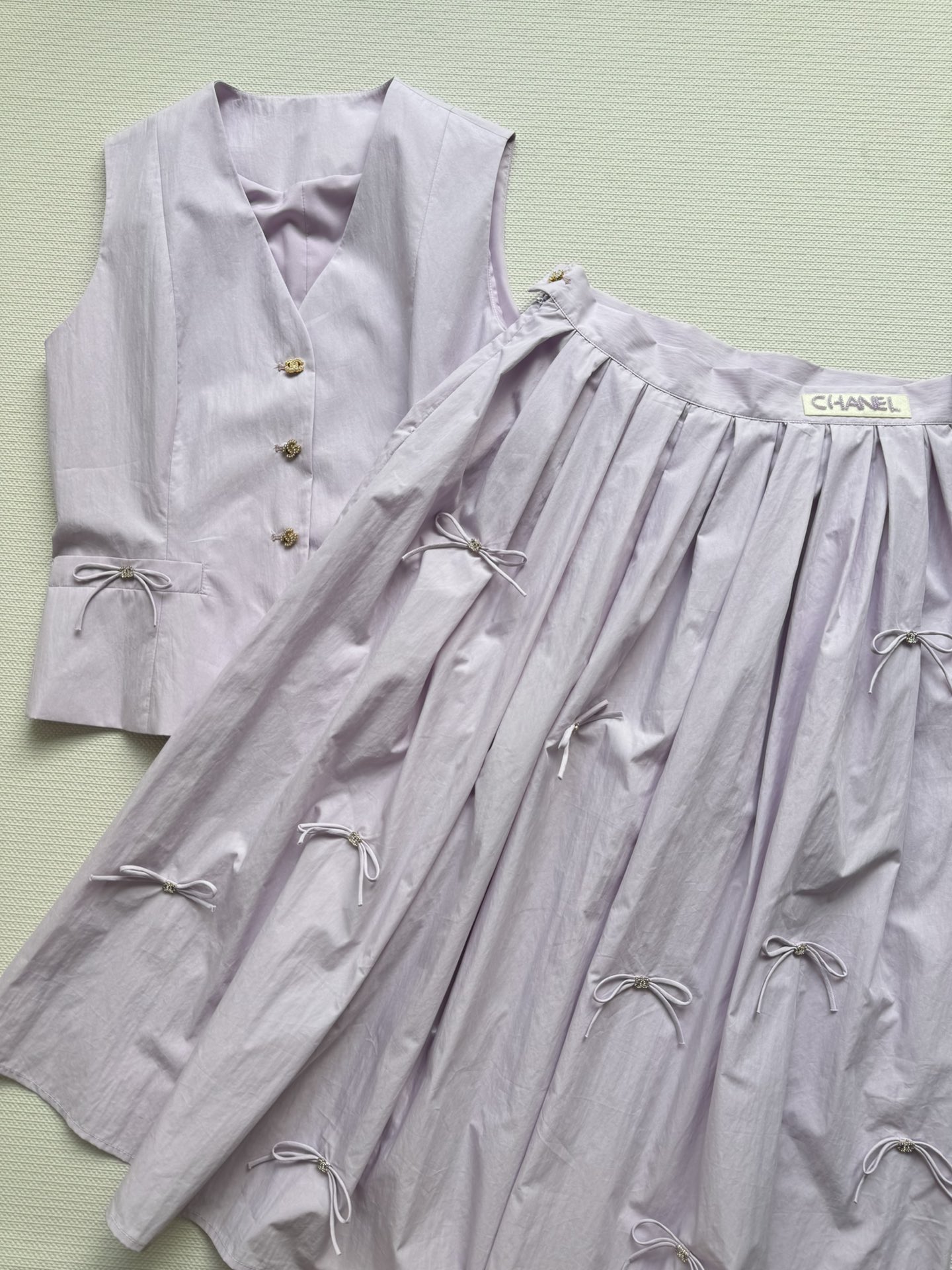 NO:334282,CHANE*25SS new bow LOGO pleated skirt, waist brand letter beaded decoration, paired with three-dimensional bow double C exquisite embellishment, adds a layered age-reducing design, and the upper body is decorated with inclusive and slender figure!  The purple-colored girlish look is very healing and sweet and playful, yet elegant. The mid-length A-line style cut shows the charming and intellectual style!  Traveling with fashion, recommended to buy!  SML-, chanel, skirts, alexander wang19860909CHANE*25SS新款蝴蝶结LOGO压褶半身裙 腰头品牌字母串珠装饰,搭配立体蝴蝶结双C精致点缀,增添了层次感满满的减龄设计,上身修饰身形包容显纤细！紫色系少女感爆棚,很治愈穿上甜美俏皮也不失气质高雅,中长款A字版型剪裁,展现魅力知性的风范！与时尚同行,推荐入手！SML-,,chanel,skirts,alexander wang,Women's clothing