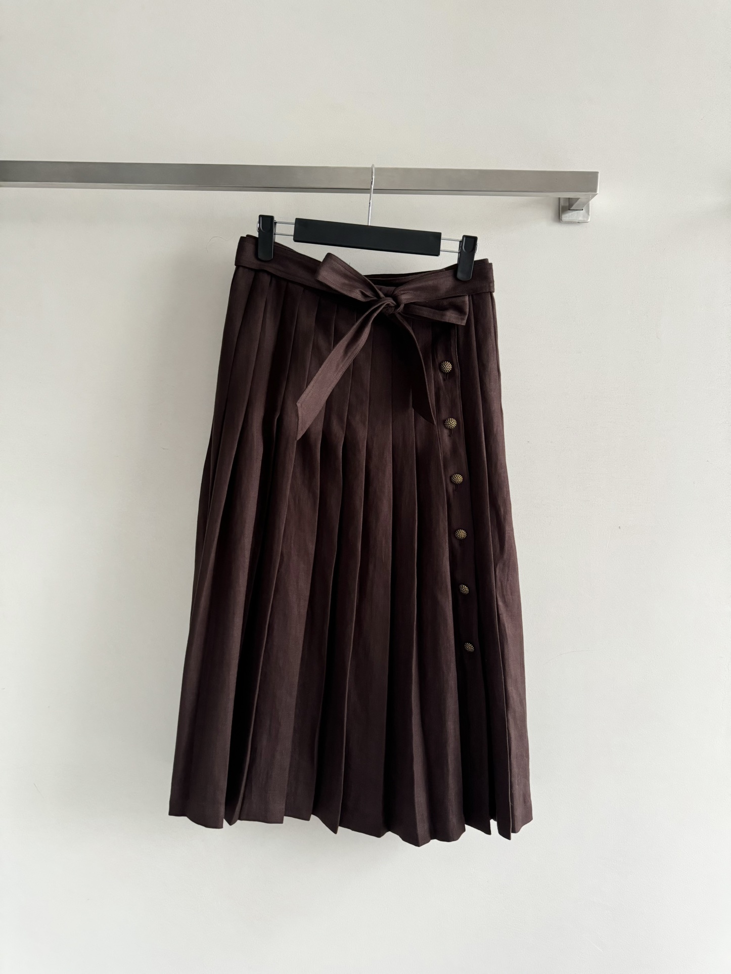 NO:334268,The new linen skirt of Loro Pian*25SS is made of classic pleated style, integrating the ease of movement and the exquisite style of warm weather. The slender A-shaped outline is elegantly draped down. The linen fabric is made with special craftsmanship, which is smooth and elegant. The waist is tied with the same fabric to show the delicate style, and a row of buttons on the side is embellished, which is simple and elegant and more advanced!  SML, loro piana, skirts, alexander wang19860909Loro Pian*25SS新款亚麻半身裙,采用经典褶裥款式,将行动自如与温暖天气的精致风范融为一体,修长A字型轮廓优雅垂坠而下,经过特殊工艺处理的亚麻面料制作,流畅飘逸.腰部用同面料系带尽展娇柔风情,侧边一排纽扣点缀设计,简约大方更显高级！SML,,loro piana,skirts,alexander wang,Women's clothing