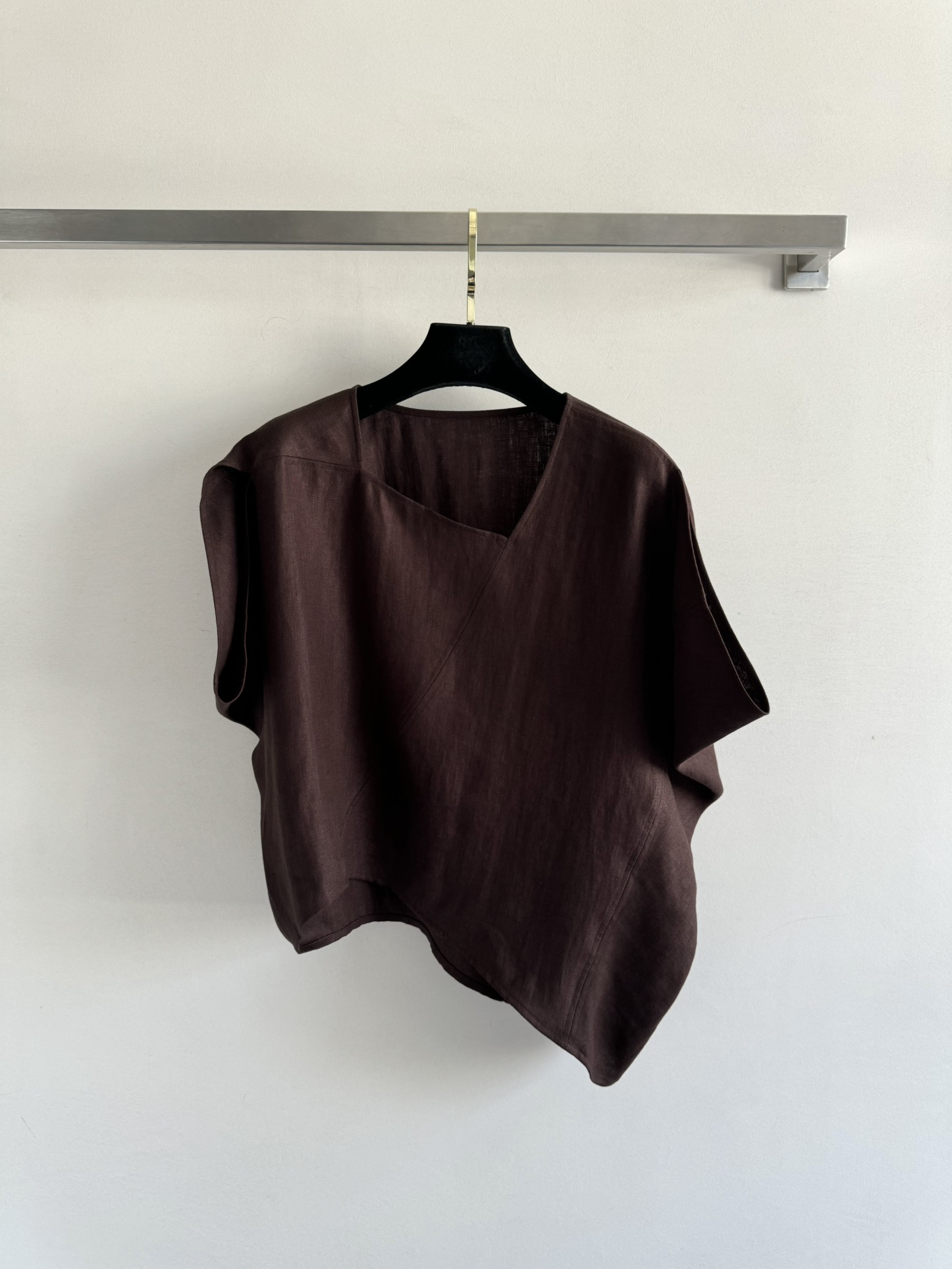 NO:334272,Loro Pian*SS new irregular linen top, the neckline and hem are asymmetrical design, the shape is novel and unique, the seam edges are decorated with bright lines, and the hem is arc-shaped, and the detail is full, while presenting a perfect three-dimensional tailoring texture. It is recommended to match the lower body with a skirt made of the same material. The whole outfit is fashionable and atmospheric, simple and high-end, revealing a full sense of slackness!  SML, loro piana, skirts, alexander wang19860909Loro Pian*SS新款不规则亚麻上衣,领口与下摆都是采用不对称设计,造型新颖独特,缝边采用明线修饰,下摆呈圆弧形,细节感拉满的同时 呈现了完美的立体剪裁质感,推荐下身搭配同材质的半身裙 整套穿搭时尚大气,简约显高级透露出满满的松弛感！SML,,loro piana,skirts,alexander wang,Women's clothing