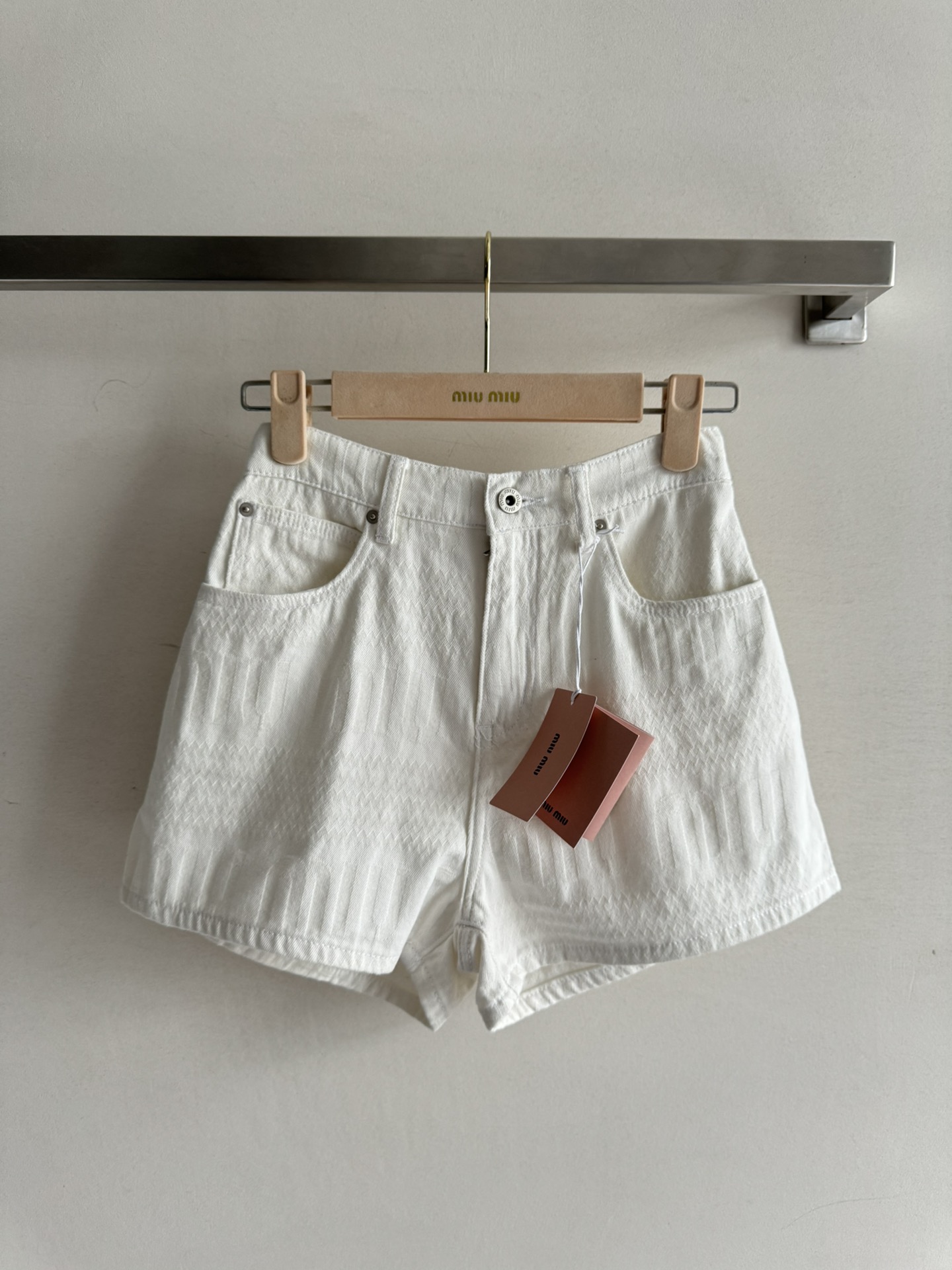 NO:334304,MIUMI*25SS new wavy denim shorts, high waist wide-leg cutting, the upper body makes the legs look thin and versatile, the dark pattern logo letters are clear, high-end and unique design, excellent visual feeling when worn, strong plasticity, and easy to match SML, miumiu, shorts, alexander wang19860909MIUMI*25SS新款波浪纹牛仔短裤 高腰阔腿的裁剪 上身超显腿细又百搭,暗纹logo字母纹理清晰,高级独特设计,穿上视觉感极佳,可塑性强,随意搭配 轻易驾驭SML,,miumiu,shorts,alexander wang,Women's clothing