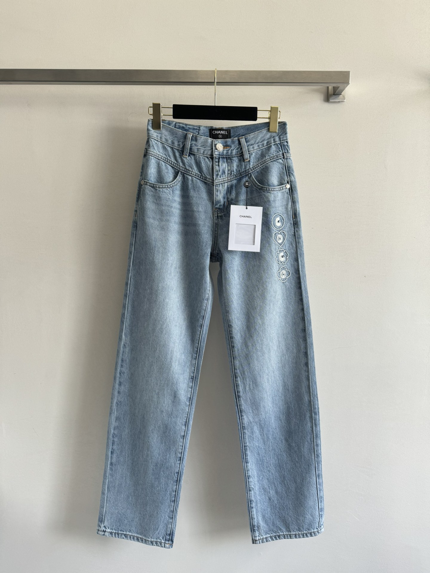 NO:334310,CHAN*25 new Jennie jeans The same style of CHAN*25 jeans this time are simply amazing in style. The straight and high waist design not only instantly enhances the waistline, creates a sense of long legs, but also perfectly modifys the body proportions!  The unique embroidery embroidery on the side of the person who turns into a second paper show the unique embroidery on the side that highlights Chanel's high-end feel and matching!  Wear simple white T and small white shoes on the street every day, casual and casual, and easily grasp the lazy atmosphere; the fashionableness directly fills SML-868240, chanel, chanel, jeans, alexander wang19860909CHAN*25新款Jennie同款牛仔裤这次的牛仔裤在版型上简直绝了,直筒高腰设计不仅能瞬间提升腰线,打造出大长腿既视感,还完美修饰身材比例！穿上秒变纸片人侧面独特浮雕刺绣点缀细节之处彰显着香奈儿的高级感搭配性超强！日常出街搭配简约的白T和小白鞋,休闲又随性,轻松拿捏慵懒氛围感；时髦度直接拉满SML-868240,,chanel,chanel,jeans,alexander wang,Women's clothing