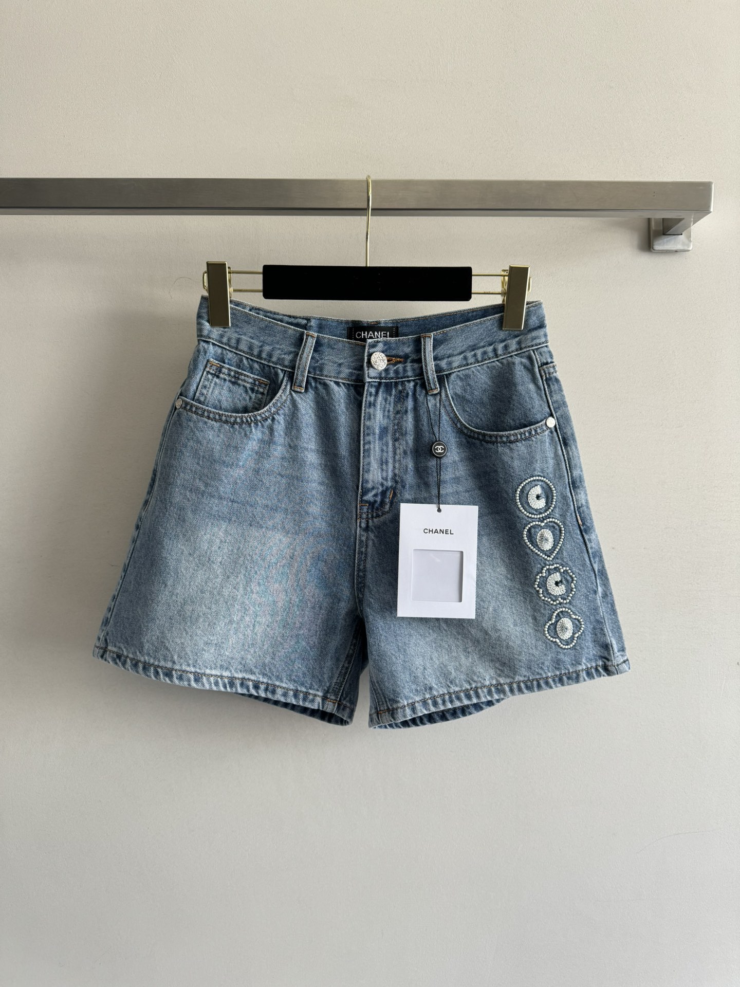 NO:334307,CHAN*25 new beach series jeans heavy craftsmanship washing fabric is soft and comfortable, delicate, the upper body has no sense of restraint, perfectly fits the body, showing the smooth line sense, and cleverly modifying the body proportions. The side heavy industry embroidery pattern embellishment exquisite and luxurious can be easily controlled and matched with SML-, chanel, jeans, alexander wang19860909CHAN*25新款沙滩系列牛仔裤重工艺洗水面料柔软舒适 触感细腻 上身毫无束缚感剪裁完美贴合身形,既展现了流畅的线条感,又巧妙地修饰了身材比例 侧面重工刺绣图案点缀 精致奢华不论是日常出行还是通勤都能轻松驾驭搭配SML-,,chanel,jeans,alexander wang,Women's clothing