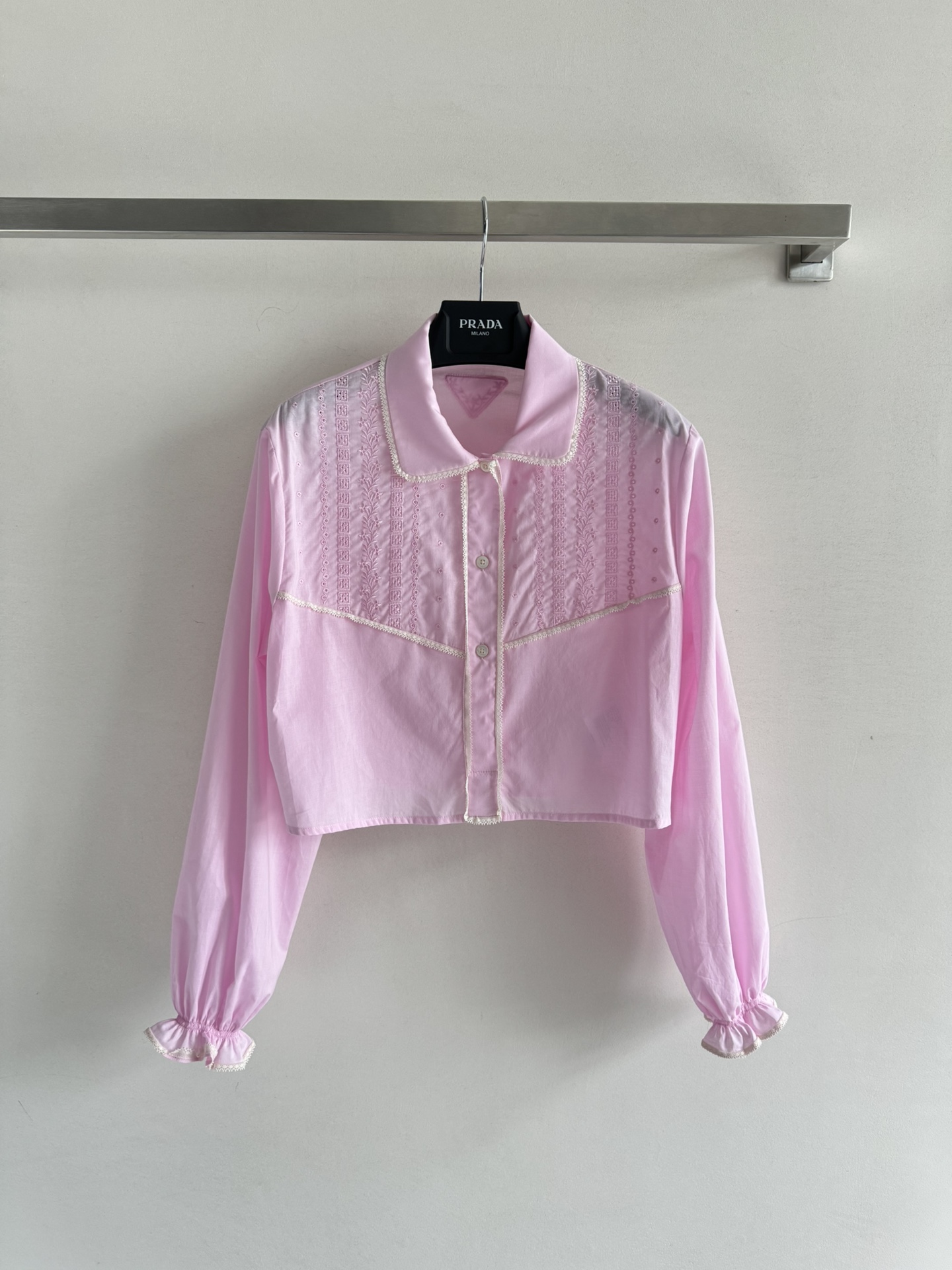 NO:335386,PRAD*25SS new hollow hooked long-sleeved shirt, lace lapel small and short loose style, cuff lace elastic design with puff sleeves to hide flesh to make it playful. The short style raises the waistline, making it more fashionable and personalized. The classic brand triangle decoration shirt behind it is simple and not monotonous, it is simply a versatile item, full of exquisiteness on the upper body!  Three colors S M L, prada,shirts,alexander wang19860909PRAD*25SS新款镂空钩花长袖衬衫,蕾丝翻领小短款宽松版型,袖口蕾丝花边松紧设计搭配泡泡袖藏肉显俏皮,短款拉高腰线,更显时尚个性,背后经典品牌三角标装 饰衬衫即便简单也不会单调,简直百搭单品,上身满满的精致感！三色S M L,,prada,shirts,alexander wang,Women's clothing