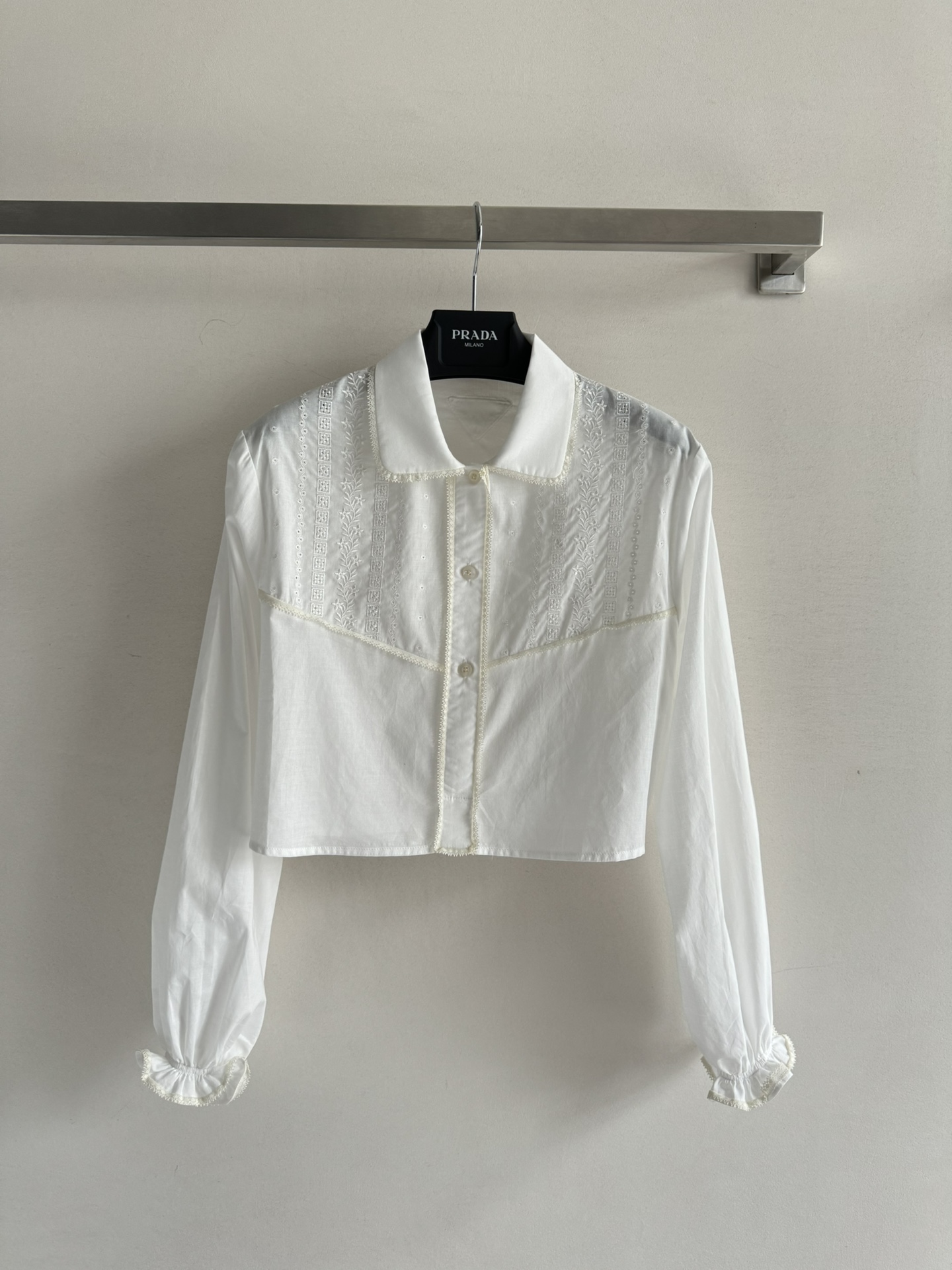 NO:335392,PRAD*25SS new hollow hooked long-sleeved shirt, lace lapel small and short loose style, cuff lace elastic design with puff sleeves to hide flesh to make it playful. The short style raises the waistline, making it more fashionable and personalized. The classic brand triangle decoration shirt behind it is simple and not monotonous, it is simply a versatile item, full of exquisiteness on the upper body!  Three colors S M L, prada,shirts,alexander wang19860909PRAD*25SS新款镂空钩花长袖衬衫,蕾丝翻领小短款宽松版型,袖口蕾丝花边松紧设计搭配泡泡袖藏肉显俏皮,短款拉高腰线,更显时尚个性,背后经典品牌三角标装 饰衬衫即便简单也不会单调,简直百搭单品,上身满满的精致感！三色S M L,,prada,shirts,alexander wang,Women's clothing