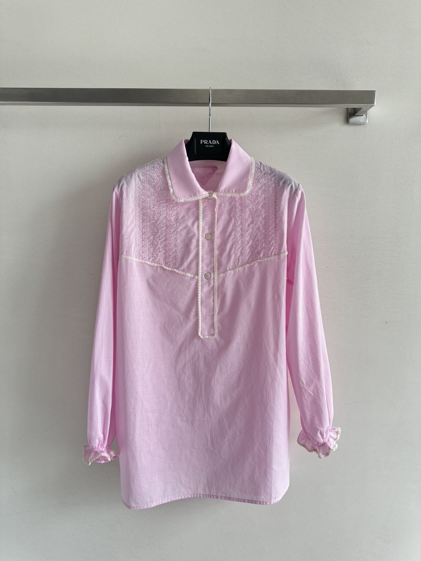 NO:335395,PRAD*25SS new hollow hooked long-sleeved shirt, long loose lace lapel, elastic design on the cuffs with puff sleeves to hide the flesh to make it playful. The short style raises the waistline, making it more fashionable and personal. The classic brand triangle decoration shirt behind it is simple and not monotonous, it is simply a versatile item, full of exquisiteness on the upper body!  Three colors S M L, prada,shirts,alexander wang19860909PRAD*25SS新款镂空钩花长袖衬衫,蕾丝翻领长款宽松版型,袖口蕾丝花边松紧设计搭配泡泡袖藏肉显俏皮,短款拉高腰线,更显时尚个性,背后经典品牌三角标装 饰衬衫即便简单也不会单调,简直百搭单品,上身满满的精致感！三色S M L,,prada,shirts,alexander wang,Women's clothing