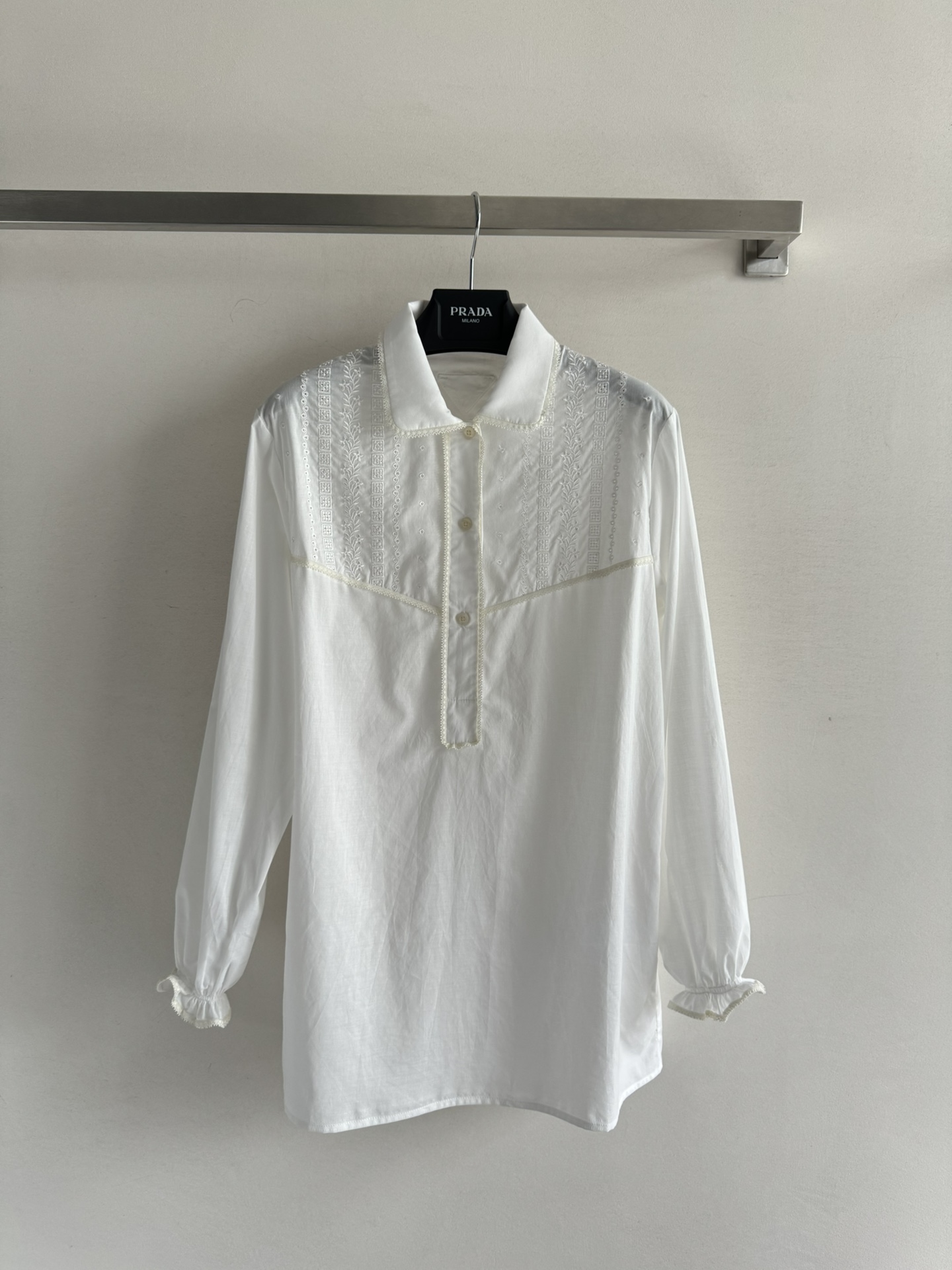 NO:335401,PRAD*25SS new hollow hooked long-sleeved shirt, long loose lace lapel, elastic design on the cuffs with puff sleeves to hide the flesh to make it playful. The short style raises the waistline, making it more fashionable and personal. The classic brand triangle decoration shirt behind it is simple and not monotonous, it is simply a versatile item, full of exquisiteness on the upper body!  Three colors S M L, prada,shirts,alexander wang19860909PRAD*25SS新款镂空钩花长袖衬衫,蕾丝翻领长款宽松版型,袖口蕾丝花边松紧设计搭配泡泡袖藏肉显俏皮,短款拉高腰线,更显时尚个性,背后经典品牌三角标装 饰衬衫即便简单也不会单调,简直百搭单品,上身满满的精致感！三色S M L,,prada,shirts,alexander wang,Women's clothing