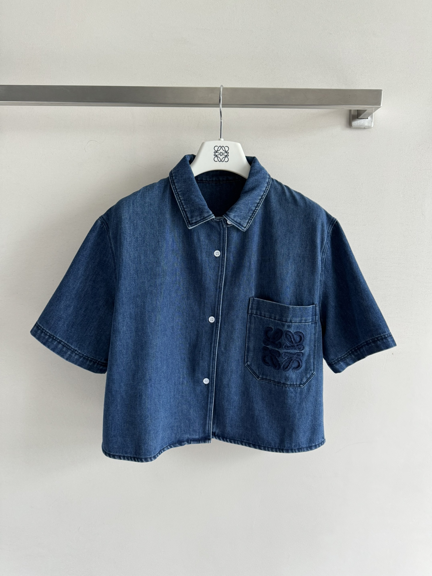 NO:335390,LOEW*25SS new retro denim shirt jacket, white and rich and beautiful outfits are fashionable and low-key, temperament and luxurious ~ the style is versatile and not picky, simple and high-end, cotton and soft denim fabric is breathable and comfortable, fashionable and versatile, can be worn all seasons, and it looks very good when worn alone and layered!  SML, loewe, jackets & coats,shirts,alexander wang19860909LOEW*25SS新款复古牛仔衬衫外套,白富美穿搭时髦低调 气质又奢华~版型百搭不挑人,简约高级,棉软牛仔面料透气舒适 时尚洋气百搭四季皆可穿搭 单穿叠穿都很好看！SML,,loewe,jackets & coats,shirts,alexander wang,Women's clothing