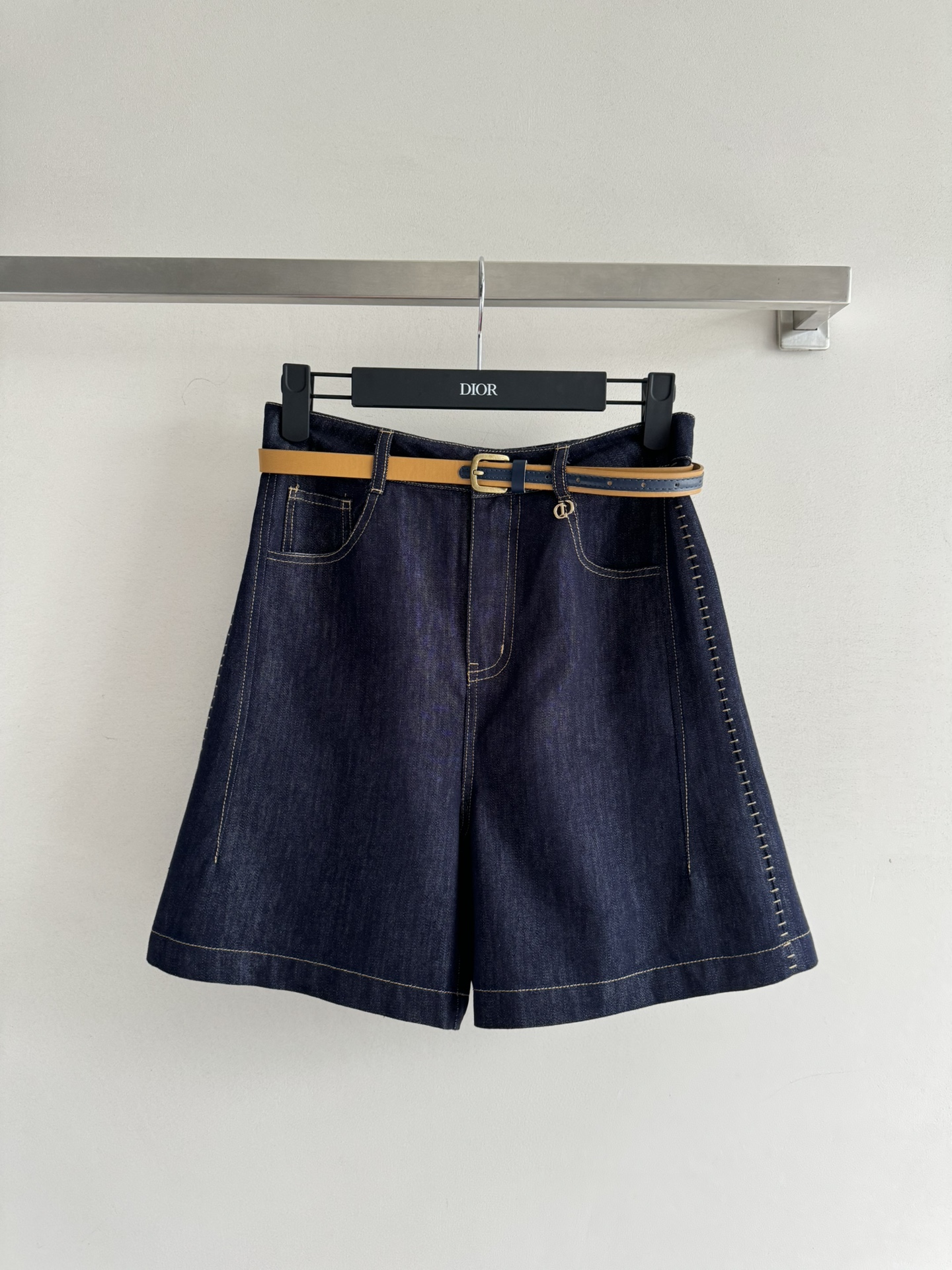 NO:335387,The new 25SS retro belt and cropped pants, with a bright line design and belt decoration, the fashionable feeling just hides the thighs, revealing the slender calves, making you look slim and line-like. The upper body is simple and versatile, and the random matching looks lazy and fashionable, and the style is not picky!  Very inclusive and easy to control!  SML, alexander wang19860909新款25SS复古腰带五分裤,明线设计搭配腰带装饰,时髦感爆棚长度恰好藏住大腿,露出修长小腿,显瘦显线条感,上身简约百搭,随意搭配都显慵懒时尚,版型不挑人！包容性极好轻松驾驭！SML,,alexander wang,Women's clothing