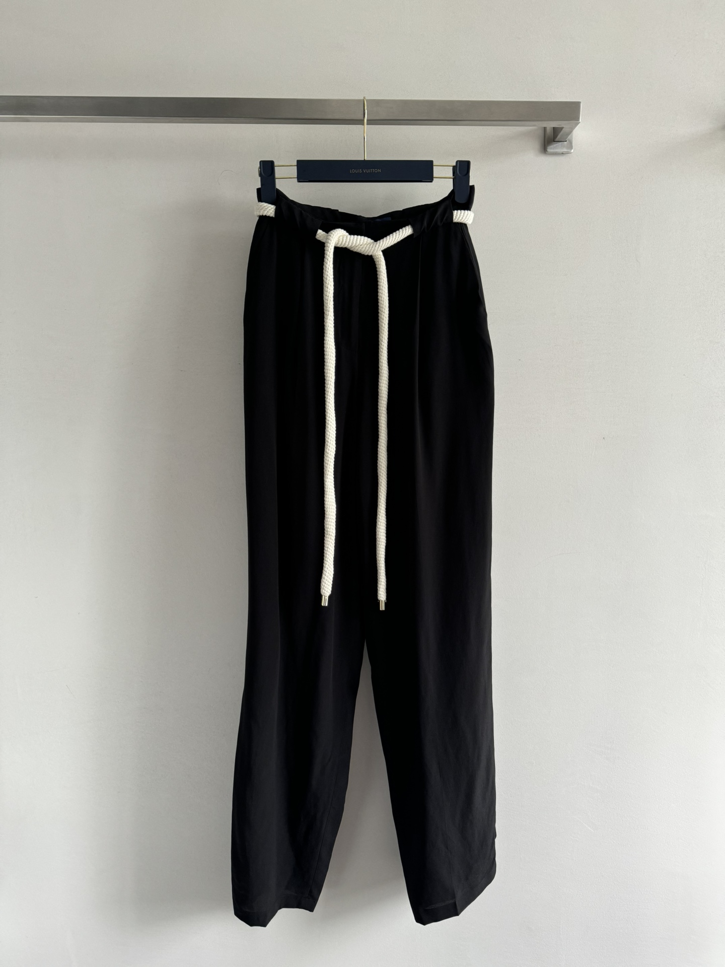 NO:335384,Louis Vuitto*25ss new drawstring trousers, imported silk fabric, extremely draped, the upper body is loose and fashionable, contrasting color button rope design, casual style full of old money, simple and elegant, the upper body shows the luxury style of the high-end brand!  SML, louis vuitton, real silk, alexander wang19860909Louis Vuitto*25ss新款抽绳长裤,进口真丝面料 垂坠感极强 上身松弛又时髦 撞色纽绳设计,休闲风带有满满老钱感,简约大方,上身彰显高级品牌奢华格调！SML,,louis vuitton,real silk,alexander wang,Women's clothing