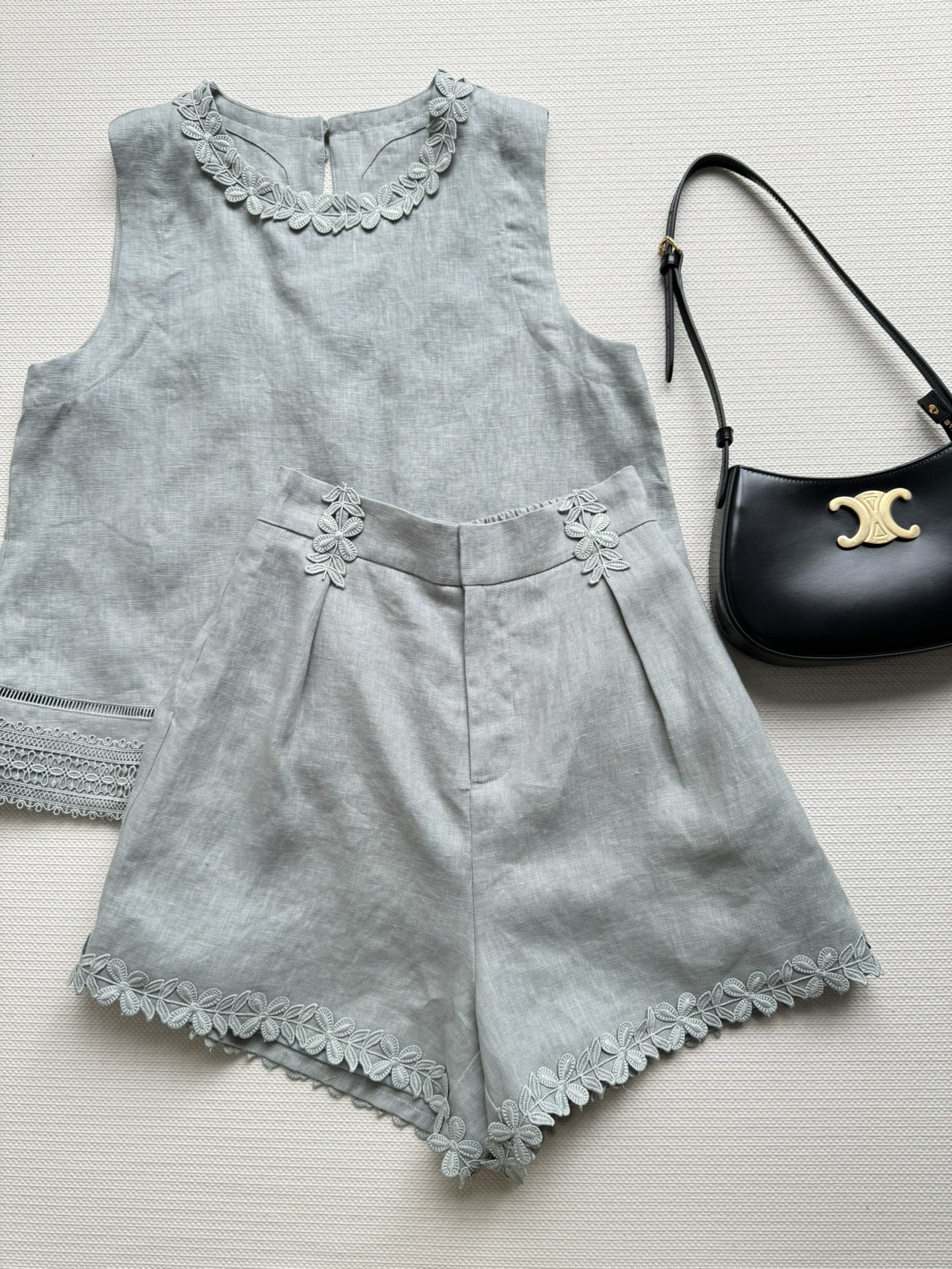 NO:335404,The new 25SS Chinese style linen suit is low-key at a glance. Look closely. A stunning suit uses exquisite flowers to embellish the overall heavy industry details, which is beautiful and eye-catching!  The linen texture is excellent, the three-dimensional tailoring is inclusive and easy to control, the retro palace style, the upper body is generous and neat, elegant and intellectual, three colors are available~SML, alexander wang1986090925SS新款中式风亚麻套装一眼低调 细看惊艳的一款套装采用花朵精致设计点缀整体重工细节满满,绝美吸睛！亚麻质感极棒,立体剪裁包容好驾驭,复古宫廷风款式,上身大方利落,优雅知性,三色可选～SML,,alexander wang,Women's clothing