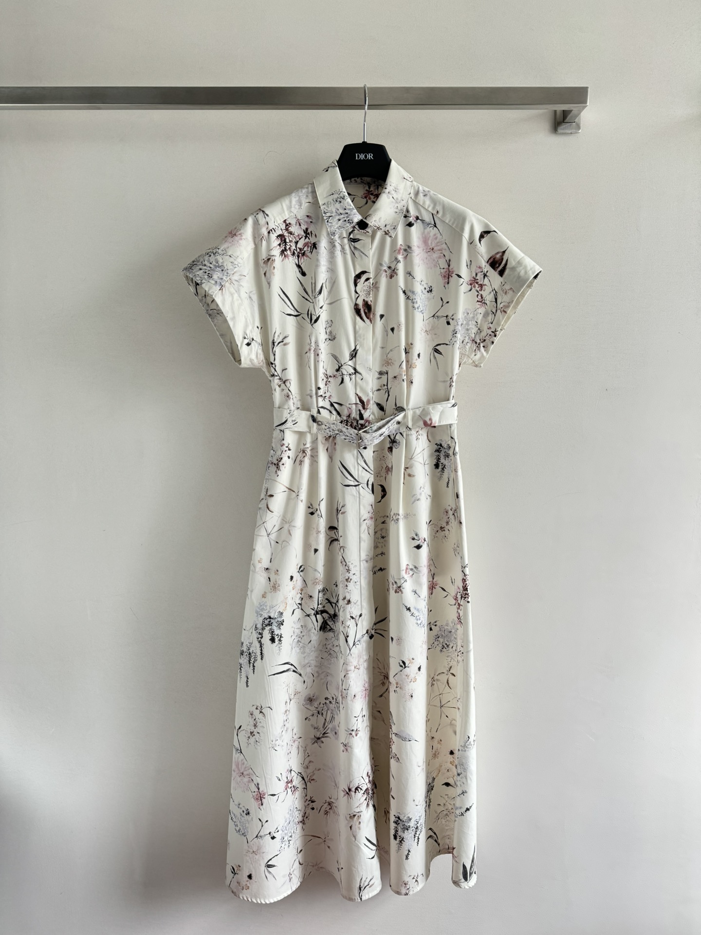 NO:335409,Dio*25SS series new simple and elegant ink painting printed shirt dress with lapel single-breasted shoulder-decorated design, paired with belt decoration, atmospheric and elegant!  The skin-friendly cotton fabric is decorated with unique ink printing patterns to make the upper body look slim and elegant, showing the elegant classic style!  SML, dior, skirts,shirts,alexander wang19860909Dio*25SS系列新款素雅水墨画印花衬衫连衣裙 翻领单排扣落肩设计 搭配腰带装饰,大气优雅！选用亲肤棉质面料饰有别致的水墨印花图案 上身显瘦显气质 彰显了雅致的经典风范！SML,,dior,skirts,shirts,alexander wang,Women's clothing