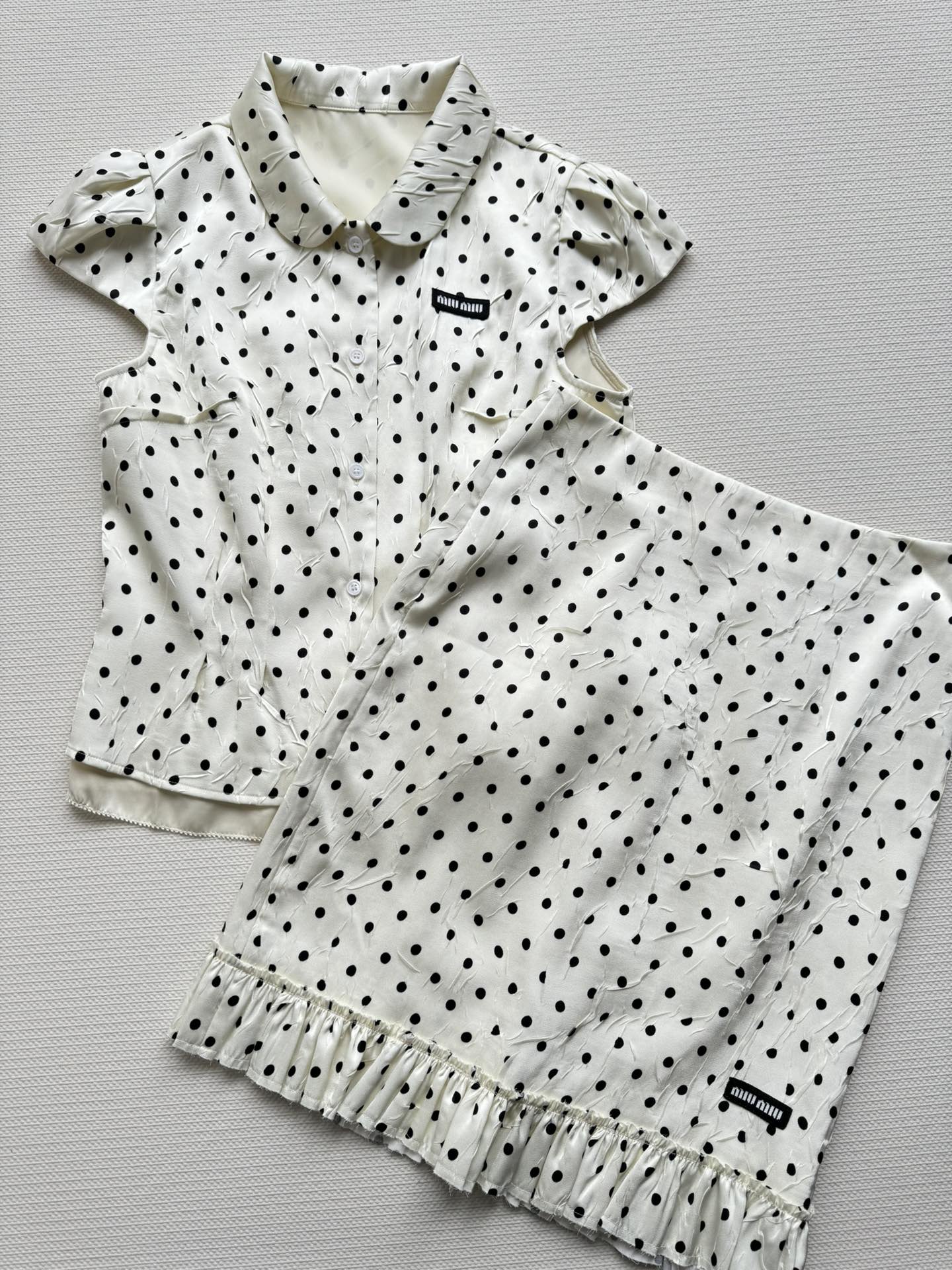NO:335832,MiuMi*25SS doll collar polka dot shirt acetic acid blend custom fabric, silky, comfortable, drape and shiny!  Lace sleeve design, clothes are embossed and pleated, elegant and high-end polka dot pattern retro fashion, matched with a series of skirts, a set of elegant and casual layers, single layer is also easy to grasp SML-,,miumiu, skirts, alexander wang19860909MiuMi*25SS娃娃领波点衬衣醋酸混纺定制面料 丝滑舒适垂感有光泽！花边袖设计 衣服做有浮雕压褶工艺 优雅高级波点图案复古时尚 搭配系列半裙一套穿搭赫本风式的优雅随意叠穿 单层也都轻松拿捏SML-,,miumiu,skirts,alexander wang,Women's clothing