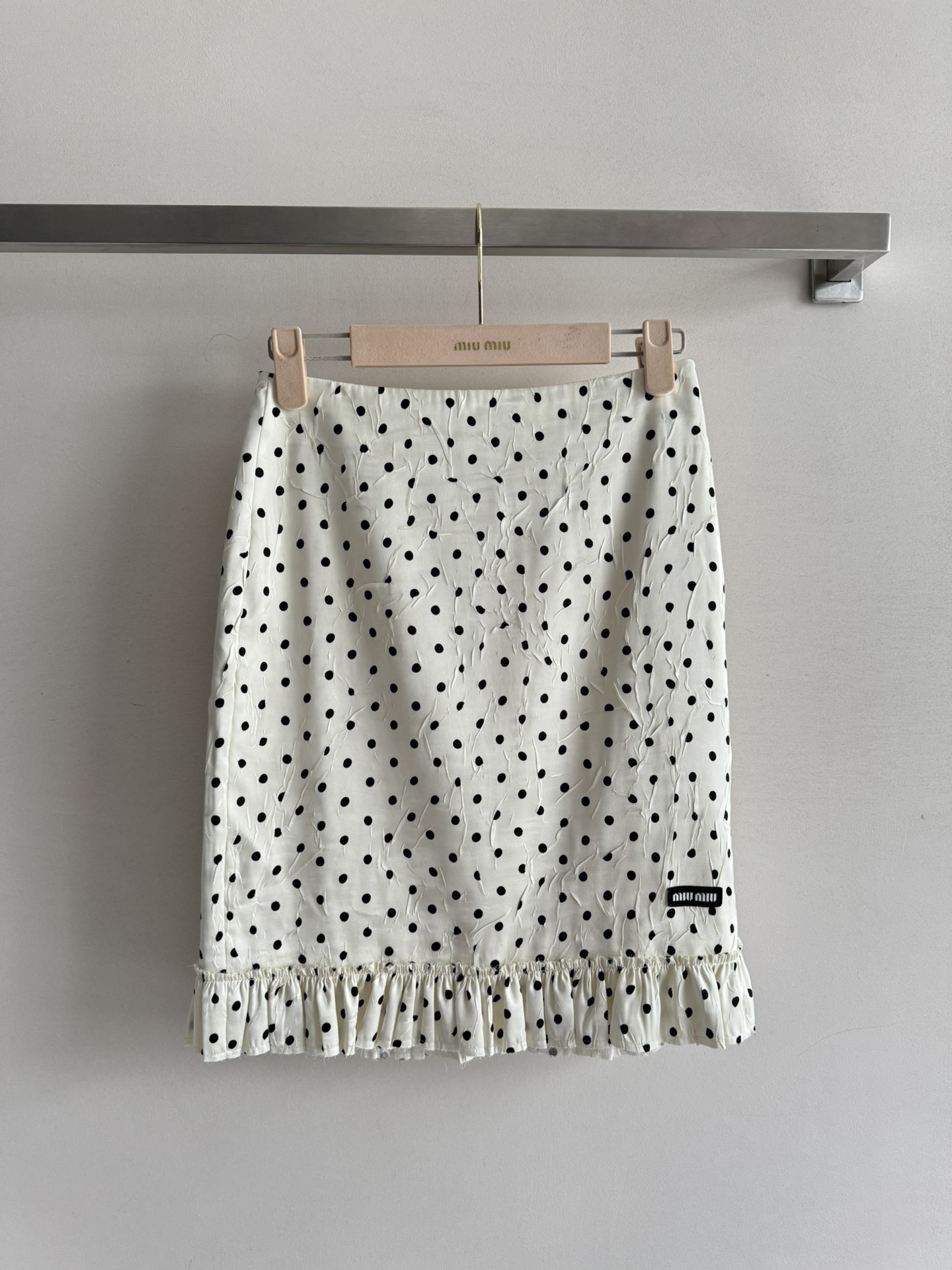 NO:335835,MiuMi*25SS doll collar polka dot shirt acetic acid blend custom fabric, silky, comfortable, drape and shiny!  Hem ruffle design, clothes are embossed and pleated, elegant and high-end polka dot pattern retro fashion, match series shirts, a set of elegant and casual matching, can be worn to create a high-end feel, SML-,,miumiu,alexander wang19860909MiuMi*25SS娃娃领波点衬衣醋酸混纺定制面料 丝滑舒适垂感有光泽！下摆荷叶边设计 衣服做有浮雕压褶工艺 优雅高级波点图案复古时尚 搭配系列衬衣一套穿搭赫本风式的优雅随意搭配都能穿出高级感SML-,,miumiu,alexander wang,Women's clothing