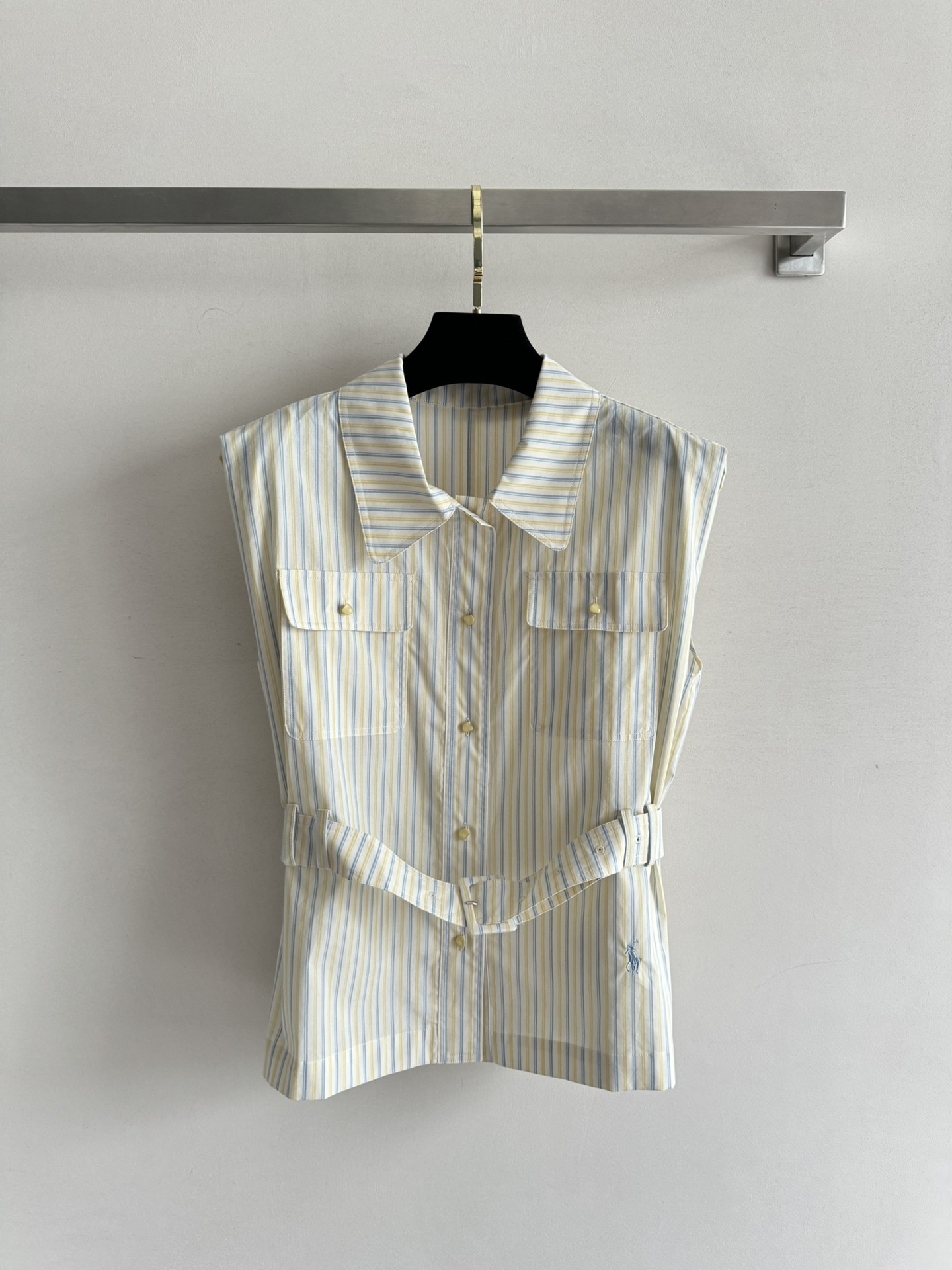 NO:335814,Ralph Laure*25SS new striped suit classic striped lapel design, top three-dimensional pocket design is convenient, and the waistband is decorated with belt to highlight the waistline skirt with loose pleated style to cover the flesh and make the flesh look slimming. The hem is decorated with iconic pony embroidery embellishment, a set of sweet and spicy upper body feels full of SML-, loro piano, skirts, alexander wang19860909Ralph Laure*25SS新款条纹套装经典条纹翻领设计,上衣胸前立体口袋设计便捷 搭配腰带装饰更能凸显腰线半裙宽松压褶版型遮肉显瘦 下摆都饰有标志性小马刺绣点缀一套上身甜辣感拉满SML-,,loro piana,skirts,alexander wang,Women's clothing