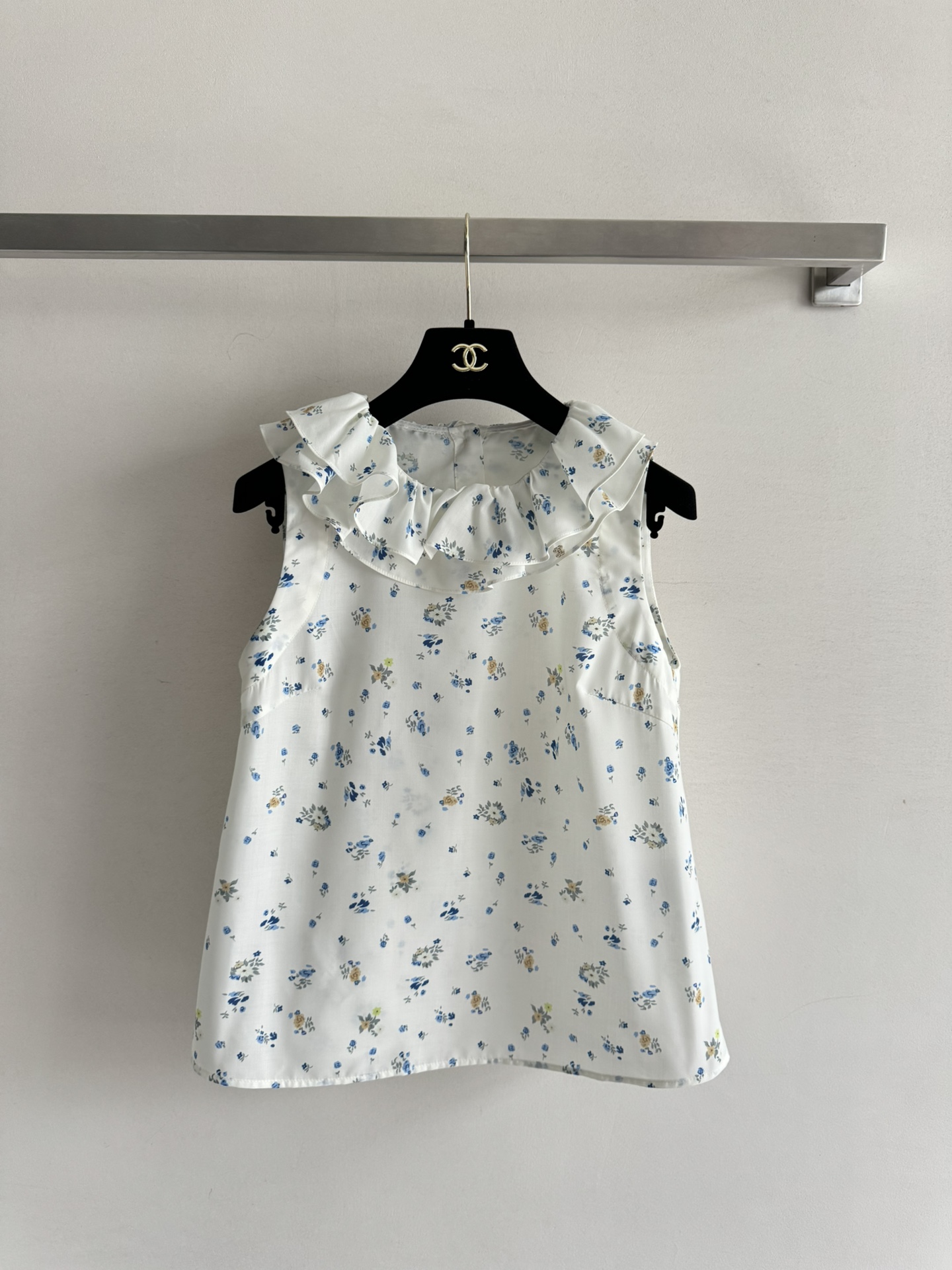 NO:335817,CHANE's newest palace style vest shirt custom-made pleated double-layer ruffled lapels are extremely age-reducing, with high-end buckle design on the back, H-style versatile and not picky, and it is suitable for SML-, chanel, shirts, alexander wang for daily commuting19860909CHANE*新款宫廷风背心衬衫定制的褶皱双层荷叶边翻领超极减龄,后背开扣设计高级,H版型百搭不挑人,日常通勤都适合SML-,,chanel,shirts,alexander wang,Women's clothing