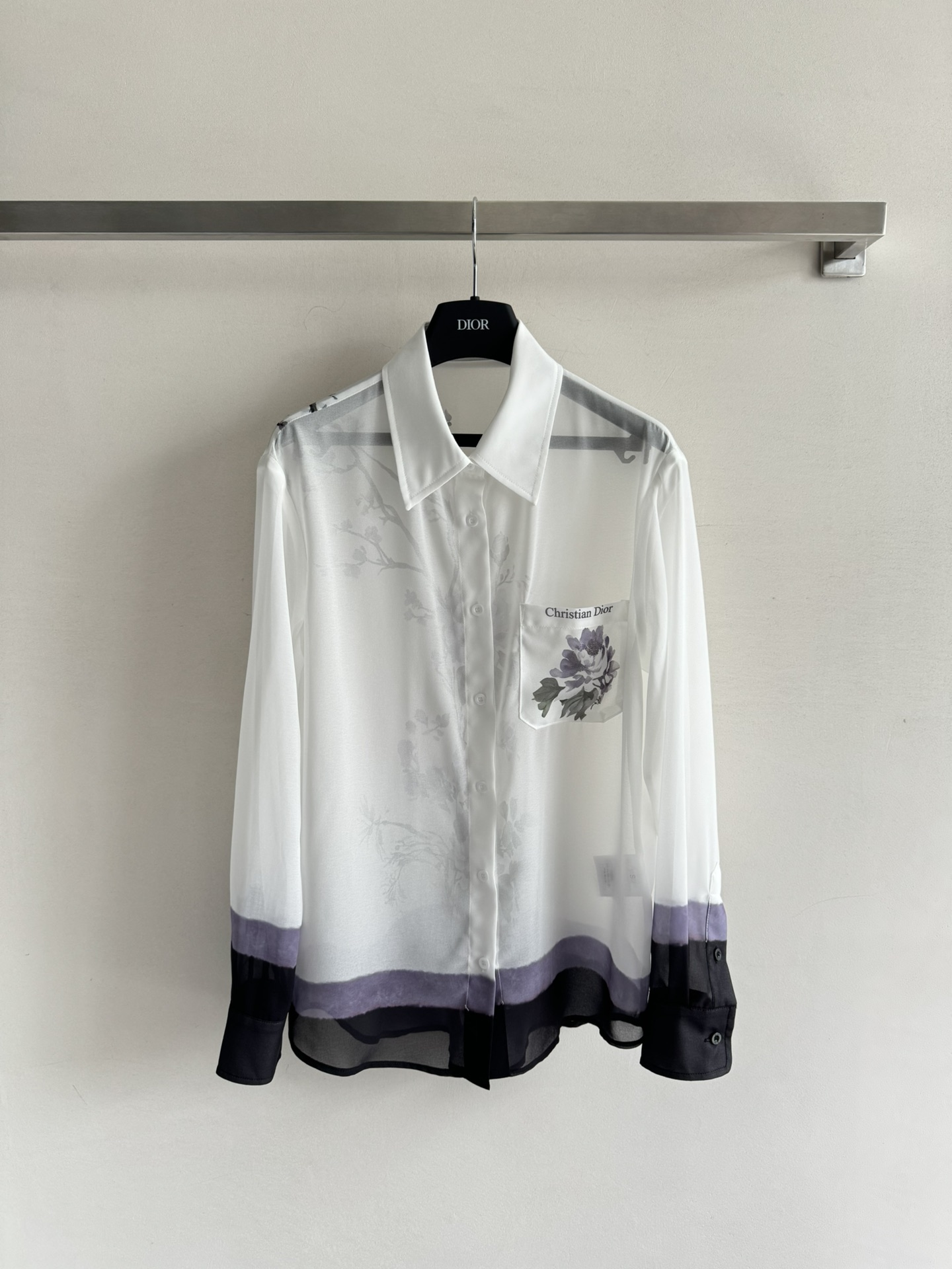 NO:335820,Dio's latest contrast printed sunscreen shirt is light and breathable and comfortable. It can be used as a sunscreen suit or worn alone. The lifelike printed pattern has a summer atmosphere. The regular style is not picky. It is very fashionable when paired with random SML-, dior, alexander wang19860909Dio*新款撞色印花防晒衬衣轻薄材质透气舒适 可以当防晒服亦可以单穿栩栩如生的印花图案配色超有夏天氛围感 常规版型不挑人 随意搭配都很时髦SML-,,dior,alexander wang,Women's clothing