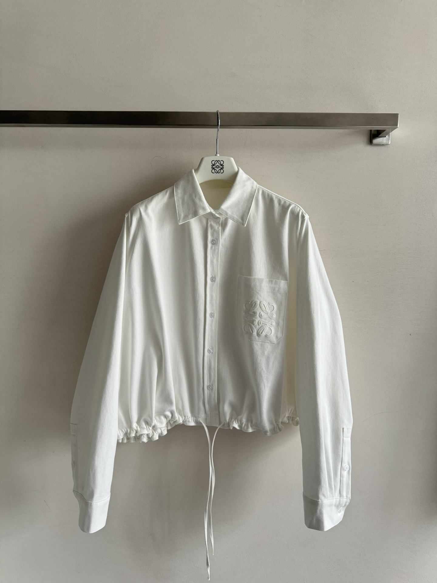 NO:335826,LOEW*25Ss new denim balloon shirt jacket with simple short design, the upper body raises the body proportions!  The chest pocket is decorated with straw logo embroidery, exquisite details and points, with a little thought design with a slit back. The loose silhouette hem drawstring element design can adjust the waistline. Whoever wears it will make you look slim and not picky about others. It is casual and handsome. Fresh and fashionable. Two-color SML-,,loewe,espadrilles,jackets & coats,shirts,alexander wang19860909LOEW*25Ss新款牛仔气球衬衫外套简约的短款设计上身拉高身材比例！胸前口袋饰有草编徽标刺绣,细节精致又加分后背开叉的小心思设计低调又性感,宽松廓形下摆抽绳元素设计可以调节腰围,谁穿谁显瘦版型不挑人穿 随性帅气 清新又时髦两色SML-,,loewe,espadrilles,jackets & coats,shirts,alexander wang,Women's clothing