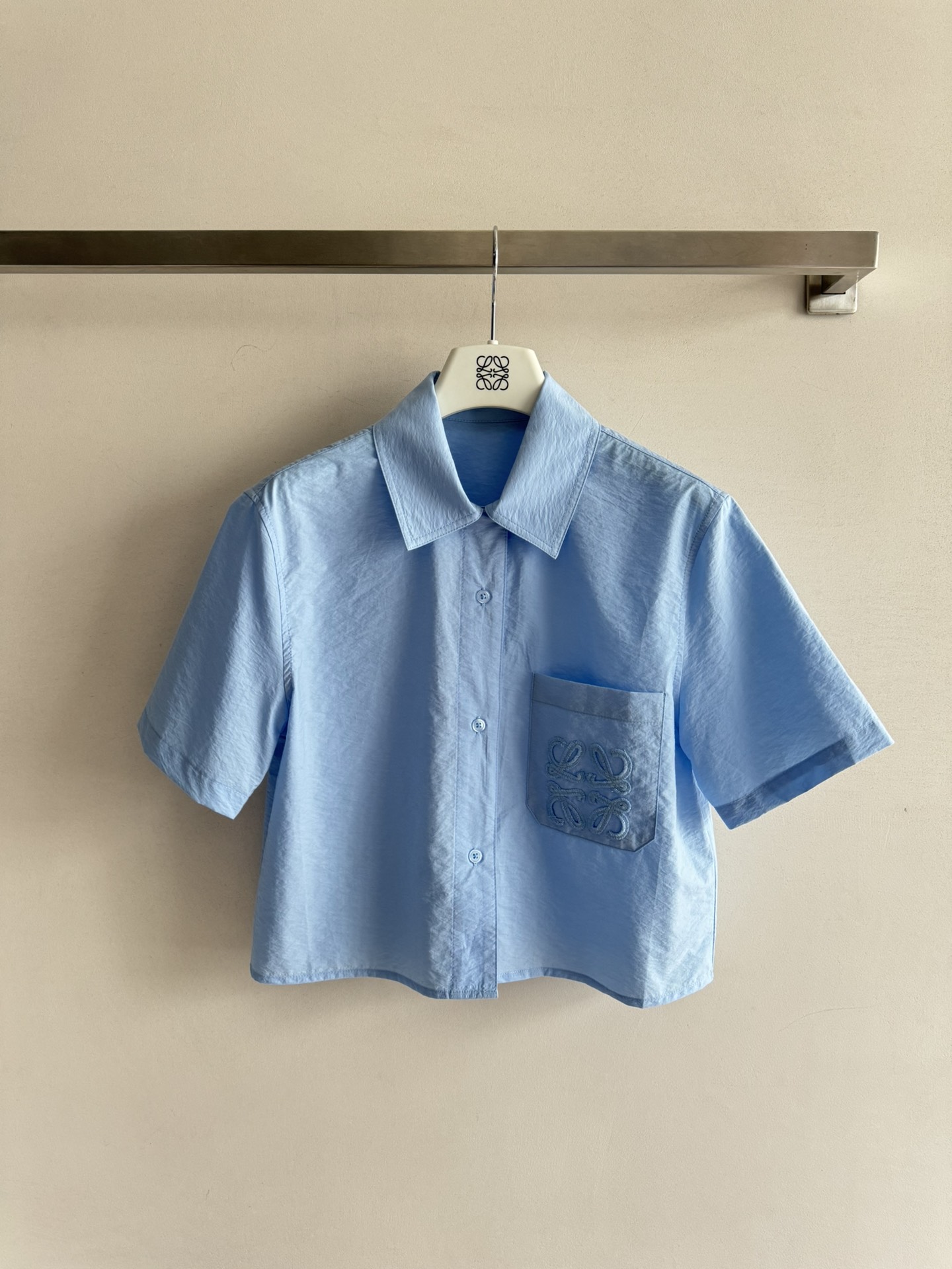 NO:410200,Loew*25ss new short shirt classic lapel simple style, shoulder-loose silhouette is very fashionable, matched with embroidered pockets on the front chest, adding more playful and flexible short upper body effect, directly bringing up the perfect body proportion, a perfect atmosphere and versatile single item SML-,,loewe,alexander wang19860909Loew*25ss新款短款衬衣经典翻领简约版型 落肩宽松廓形很洋气 搭配正面胸前刺绣口袋 增添了更多俏皮与灵动短款上身效果直接拉高完美身材比例、妥妥氛围感百搭单品SML-,,loewe,alexander wang,Women's clothing