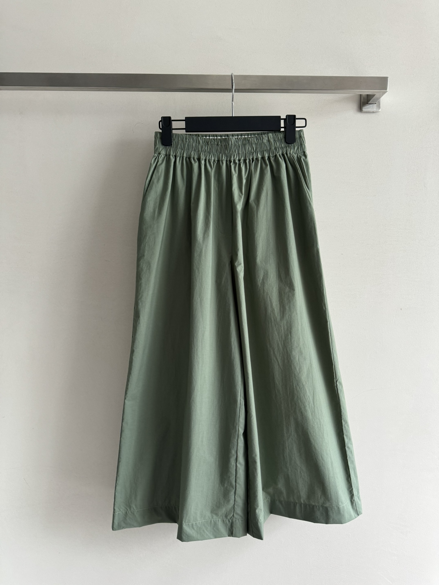 NO:410211,LOEW*25SS new cropped pants lightweight textured cotton poplin fabric soft touch, comfortable back pocket decoration with three-dimensional rope embroidery technology, logo embellishment adds highlights, threaded inner waist fitting elastic waist design is more inclusive, three-dimensional tailoring wide-legs to enhance practical wear casual casual casual fashionable pants, versatile and not picky, cool and casual SML-,,loewe,alexander wang19860909LOEW*25SS新款九分裤轻质纹理棉质府绸面料触感柔软 舒适度满分后口袋饰以立体编绳绣花工艺 logo点缀增添亮点 螺纹内腰贴松紧腰设计更具包容性 立体剪裁阔腿提升实穿性随性休闲时髦裤型 百搭不挑人 飒爽随性SML-,,loewe,alexander wang,Women's clothing