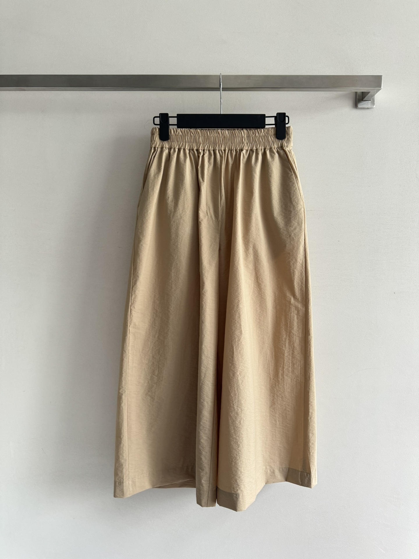 NO:410221,LOEW*25SS new cropped pants lightweight textured cotton poplin fabric soft touch, comfortable back pocket decoration with three-dimensional rope embroidery technology, logo embellishment adds highlights, threaded inner waist fitting elastic waist design is more inclusive, three-dimensional tailoring wide-legs to enhance practical wear casual casual casual fashionable pants, versatile and not picky, cool and casual SML-,,loewe,alexander wang19860909LOEW*25SS新款九分裤轻质纹理棉质府绸面料触感柔软 舒适度满分后口袋饰以立体编绳绣花工艺 logo点缀增添亮点 螺纹内腰贴松紧腰设计更具包容性 立体剪裁阔腿提升实穿性随性休闲时髦裤型 百搭不挑人 飒爽随性SML-,,loewe,alexander wang,Women's clothing