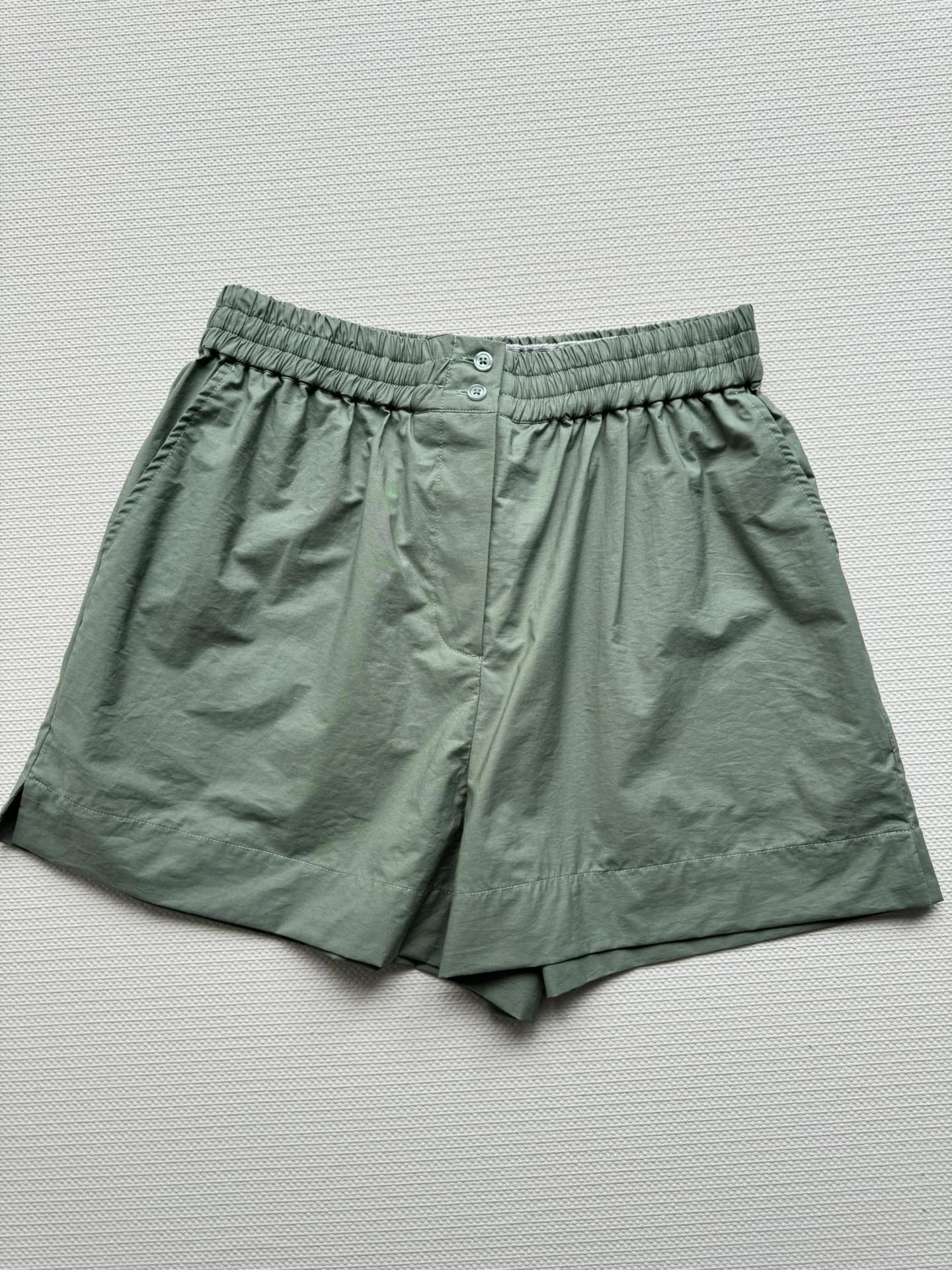 NO:410232,LOEW*25SS new shorts come with textured cotton poplin fabric light and breathable. Comfortable back pockets are decorated with three-dimensional rope embroidery technology. Logo embellishments add highlights. The threaded inner waist fits the elastic waist design is more inclusive. The wide-leg style improves the wearability. The flesh covers the flesh and looks casual and casual. It is versatile and not picky. It is cool and casual SML-,,loewe, shorts,alexander wang19860909LOEW*25SS新款短裤自带肌理感棉质府绸面料轻薄透气 舒适度满分后口袋饰以立体编绳绣花工艺 logo点缀增添亮点 螺纹内腰贴松紧腰设计更具包容性 阔腿版型提升实穿性 遮肉显瘦随性休闲时髦裤型 百搭不挑人 飒爽随性SML-,,loewe,shorts,alexander wang,Women's clothing