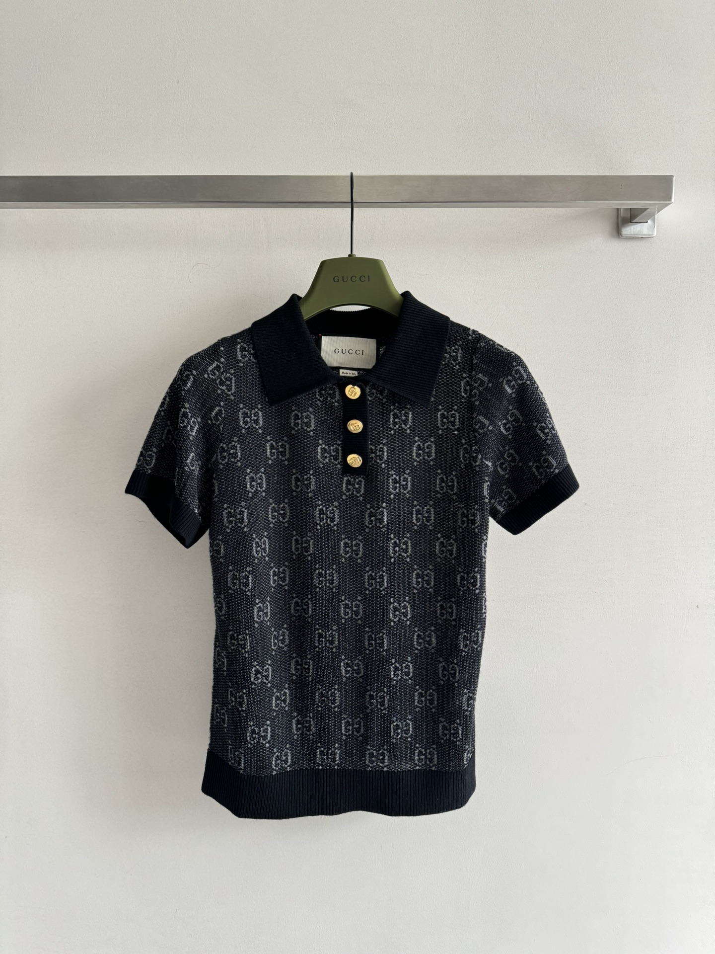 NO:412201,GUCC*25 new Polo shirt has a classic contrasting color visual feel, which is very good. Customized metal letter buckle is simple and not monotonous. The slightly loose style covers the flesh and makes you look slim. Lazy and casual SML, gucci, alexander wang19860909GUCC*25新款Polo衫经典的撞色视觉感很赞定制金属字母扣装饰简约不单调 微宽松的版型遮肉显瘦 慵懒且随意SML,,gucci,alexander wang,Women's clothing