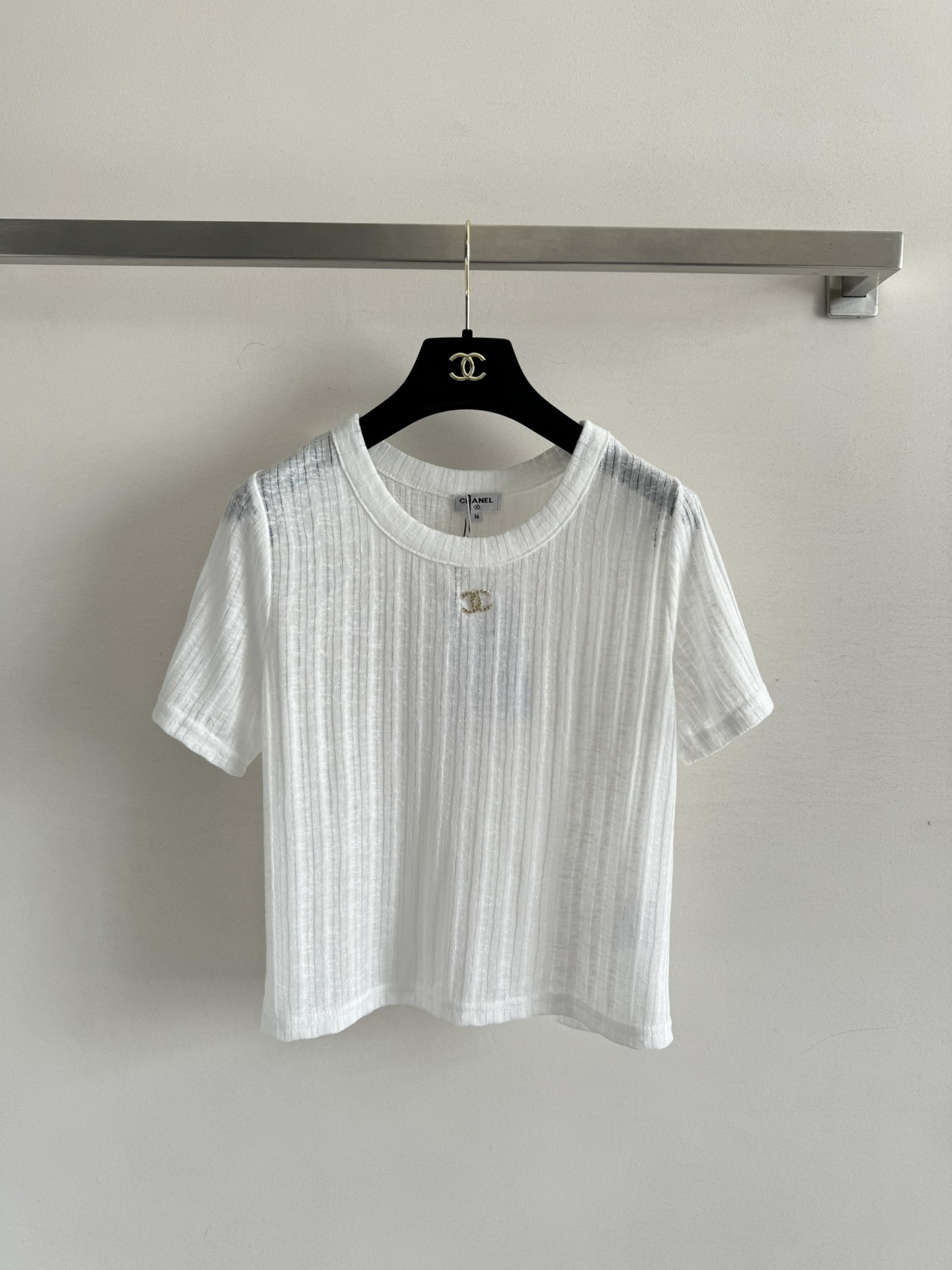 NO:410235,CHANE's latest knitted sweater blend fabric feels soft, the hollow design is super textured, the color is gentle and elegant, full of vitality and easy to match can show a different temperament, and it looks good no matter how you match it SML, chanel, alexander wang19860909CHANE*新款针织衫混纺面料手感柔软,镂空设计超有质感,颜色温婉淡雅而充满活力轻松搭配都能展现出不一样的气质,怎么搭都好看SML,,chanel,alexander wang,Women's clothing