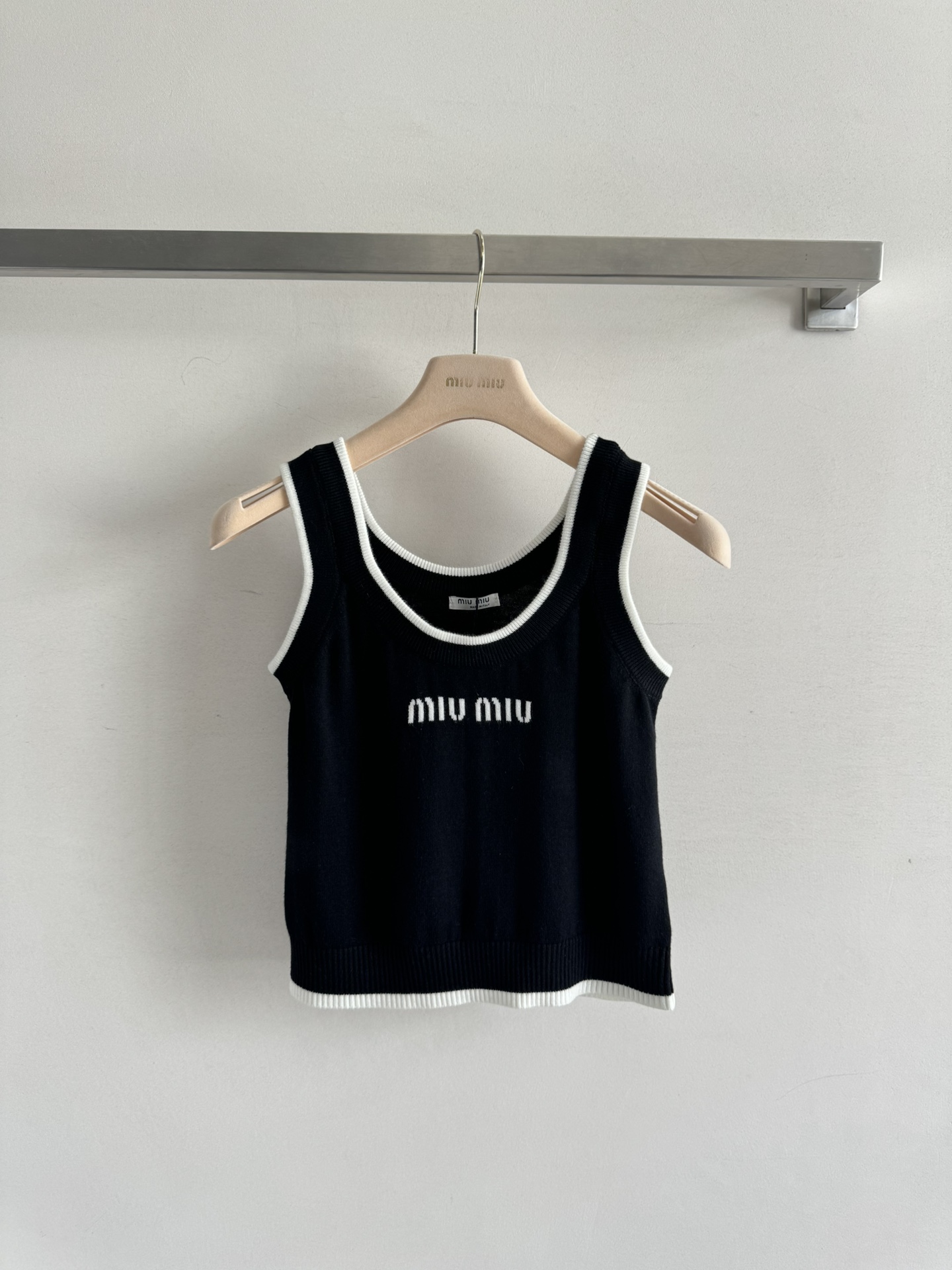 NO:410228,MiuMi*'s new knitted vest basic style is not picky, the edge-closing contrasting color splicing adds more vitality, allowing you to maintain a good mood in summer, and age-reducing casual style SML, miumiu, alexander wang19860909MiuMi*新款针织背心基础版型剪裁不挑人,收边撞色拼接增添了更多活力感,让你在夏天也能保持好心情,减龄休闲风SML,,miumiu,alexander wang,Women's clothing