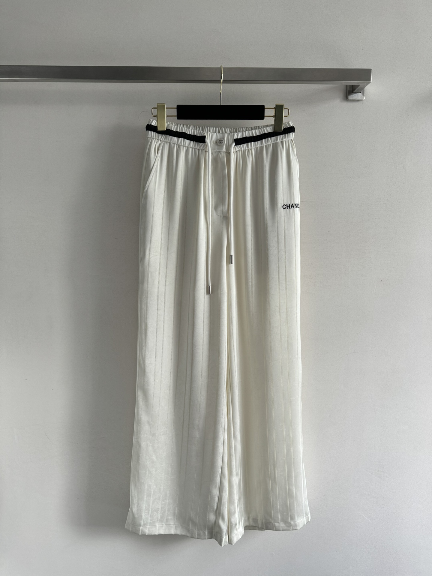 NO:410248,CHANE*25SS new vertical striped drawstring trousers, the fabric has a strong drape feel, the upper body is loose and fashionable, the classic elastic waist drawstring design, the casual style is full of old money style, simple and elegant, the upper body shows the luxury style of the high-end brand!  SML, chanel,alexander wang19860909CHANE*25SS新款竖条纹抽绳长裤,面料垂坠感极强 上身松弛又时髦 经典松紧腰抽绳设计,休闲风带有满满老钱风,简约大方,上身彰显高级品牌奢华格调！SML,,chanel,alexander wang,Women's clothing